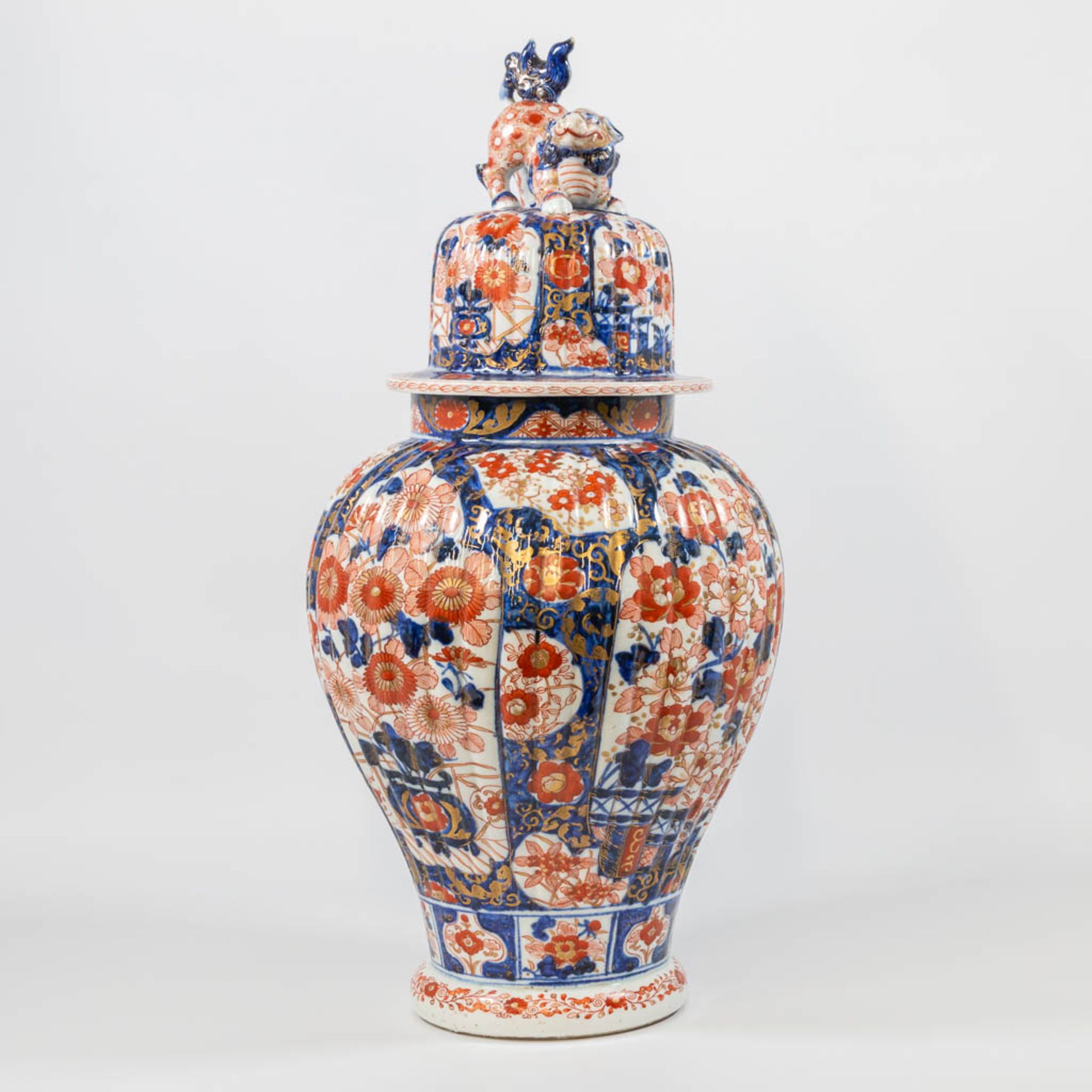 A Japanese Imari vase. - Image 4 of 16