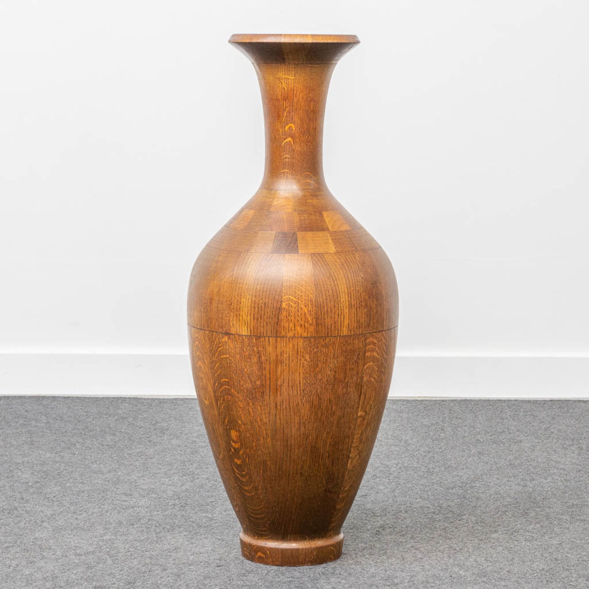 A collection of 4 wood-turned vases with inlay, made by DeCoene in Kortijk, Belgium. - Image 6 of 11