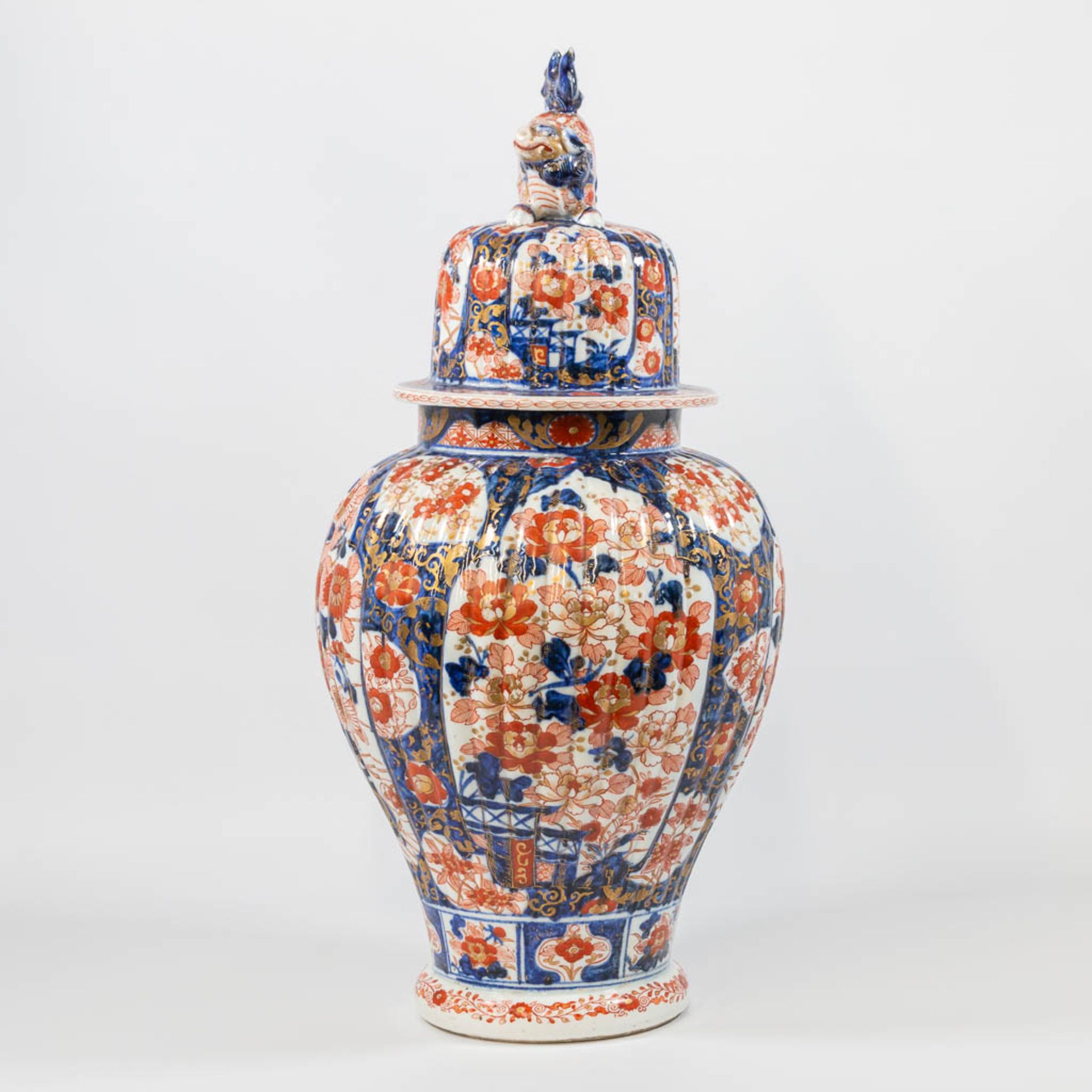 A Japanese Imari vase. - Image 8 of 16