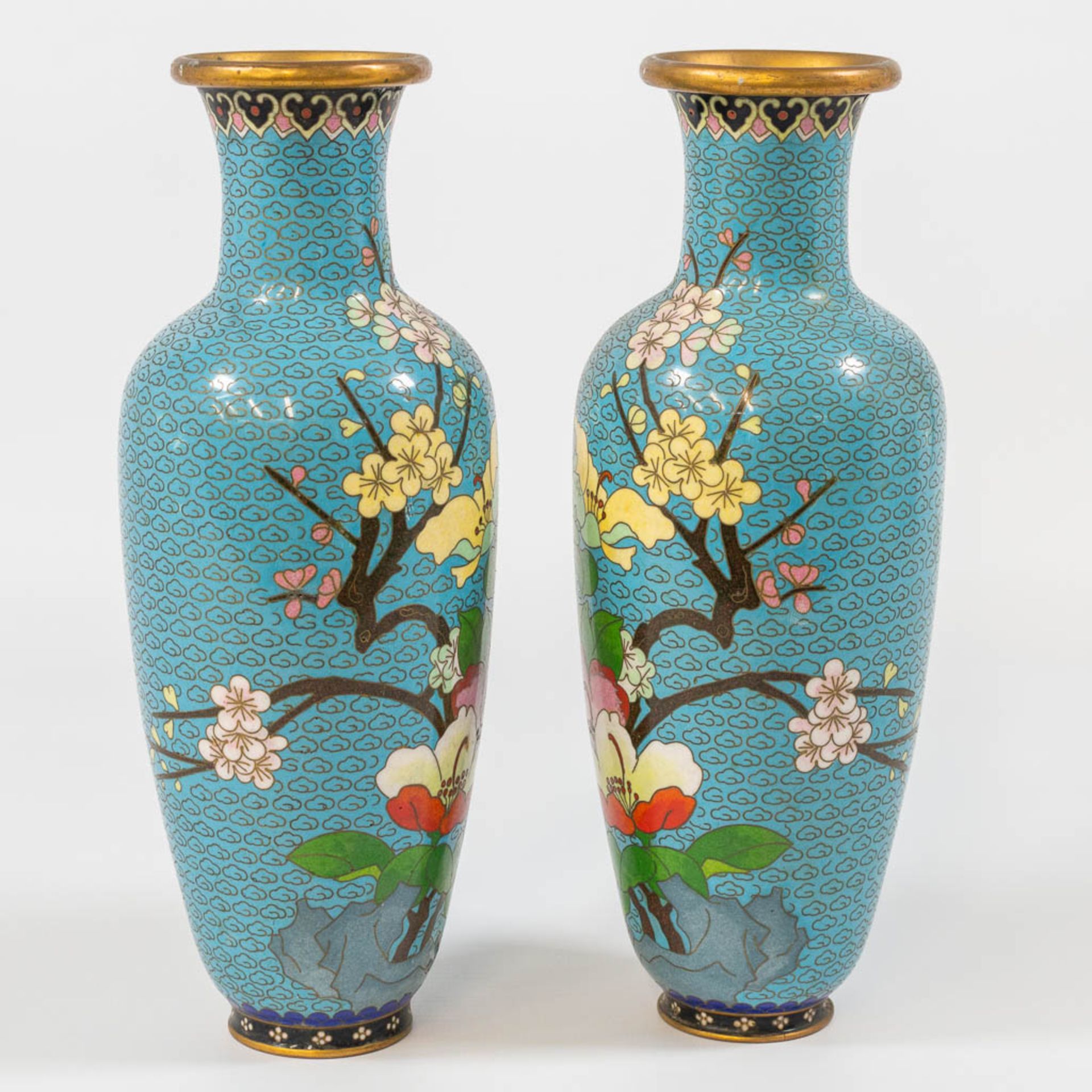 A collection of 2 pairs of cloisonné vases. - Bild 7 aus 14