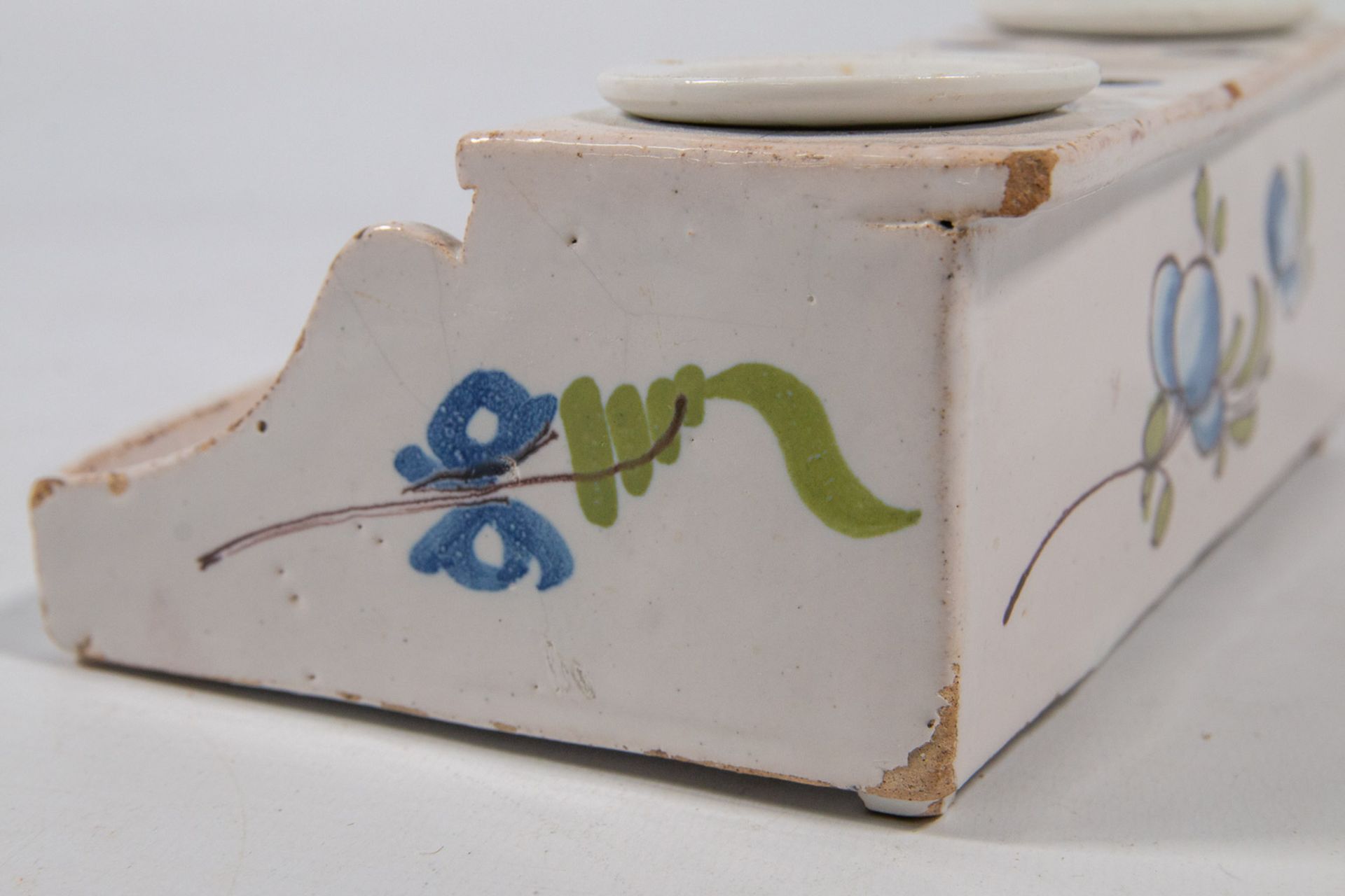 A ceramic ink pot with floral decor. - Image 13 of 17