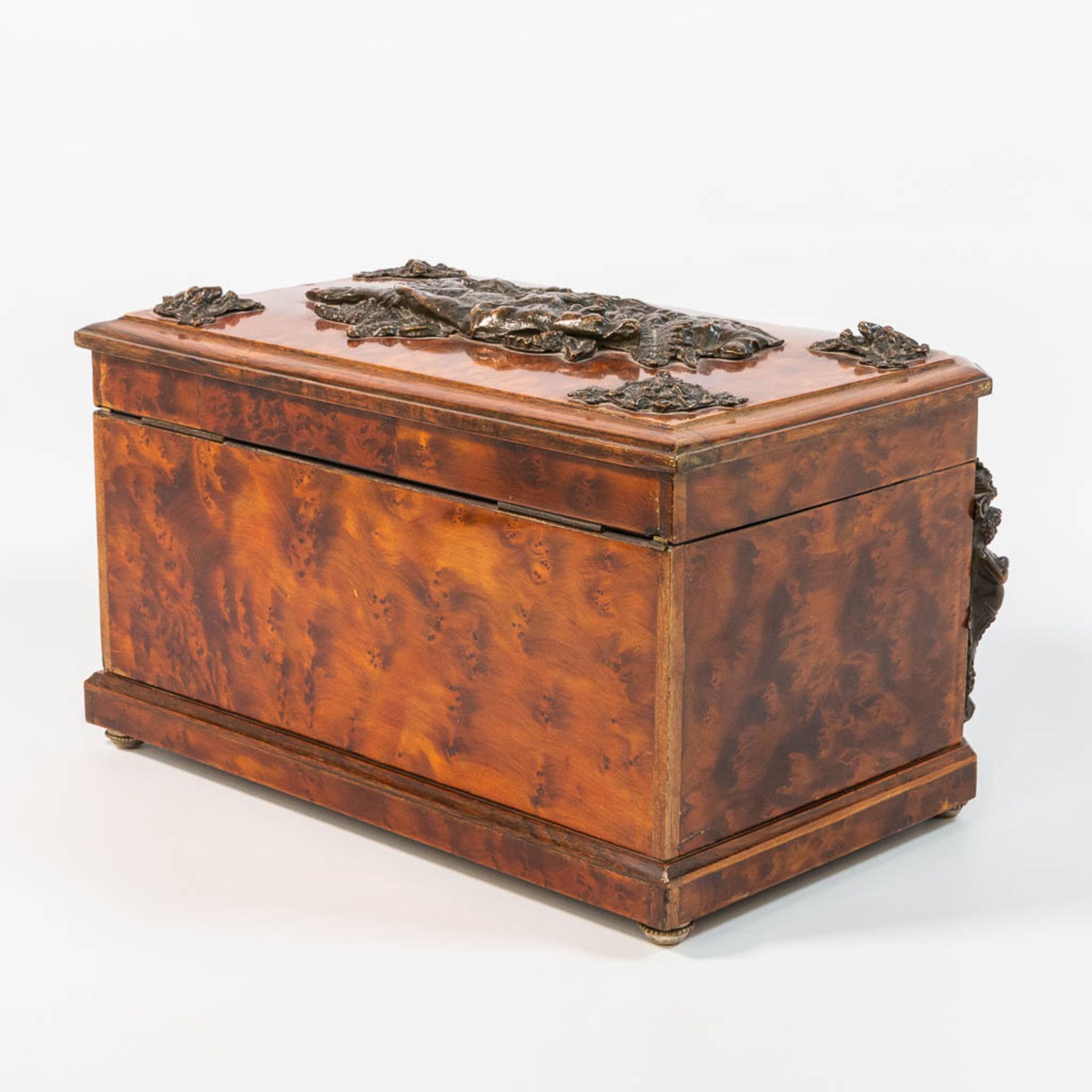 An antique Jewellry box, made of root wood and mounted with bonze hunting scenes, 19th century. - Bild 8 aus 20