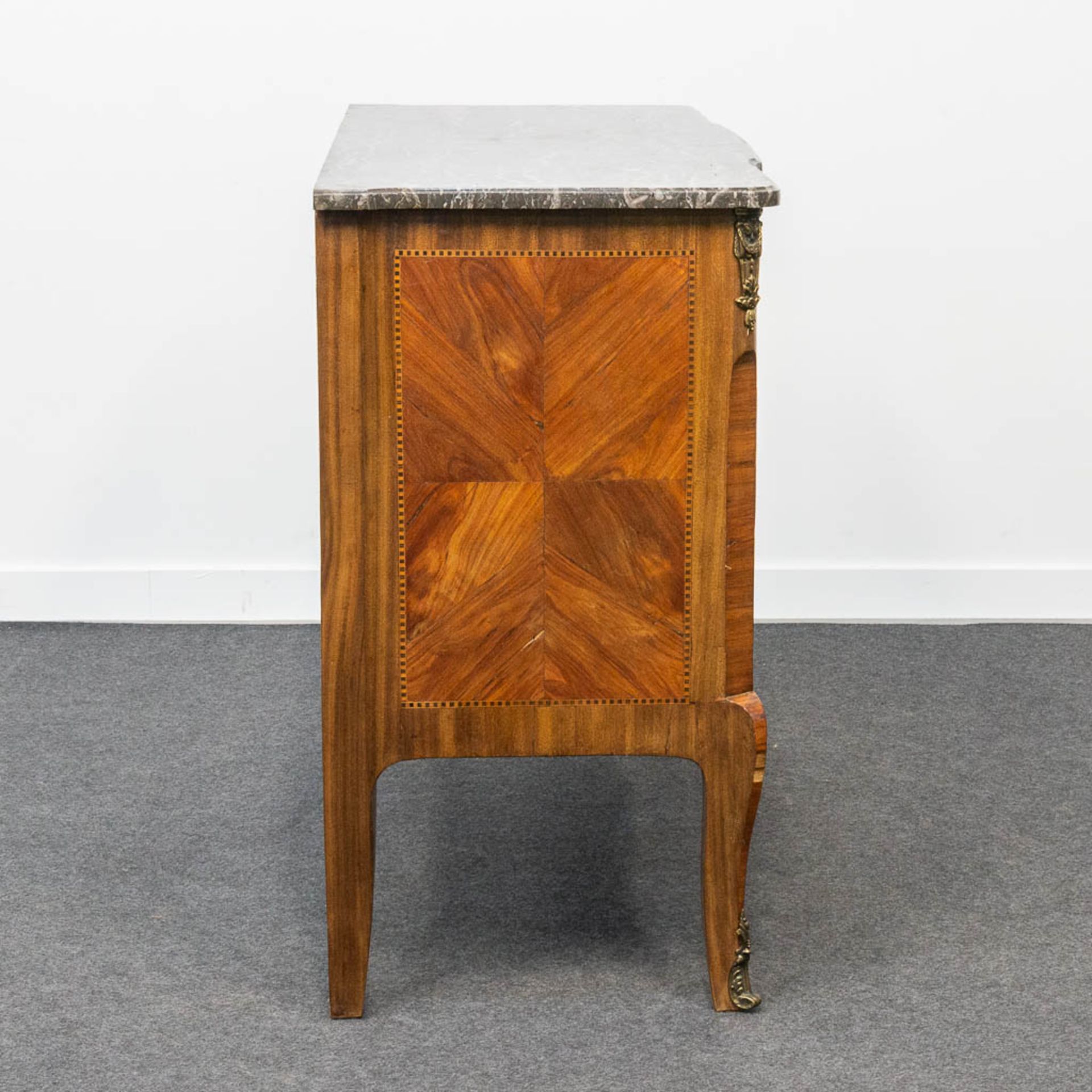 A bronze mounted 3-drawer commode with marble top. - Image 7 of 19