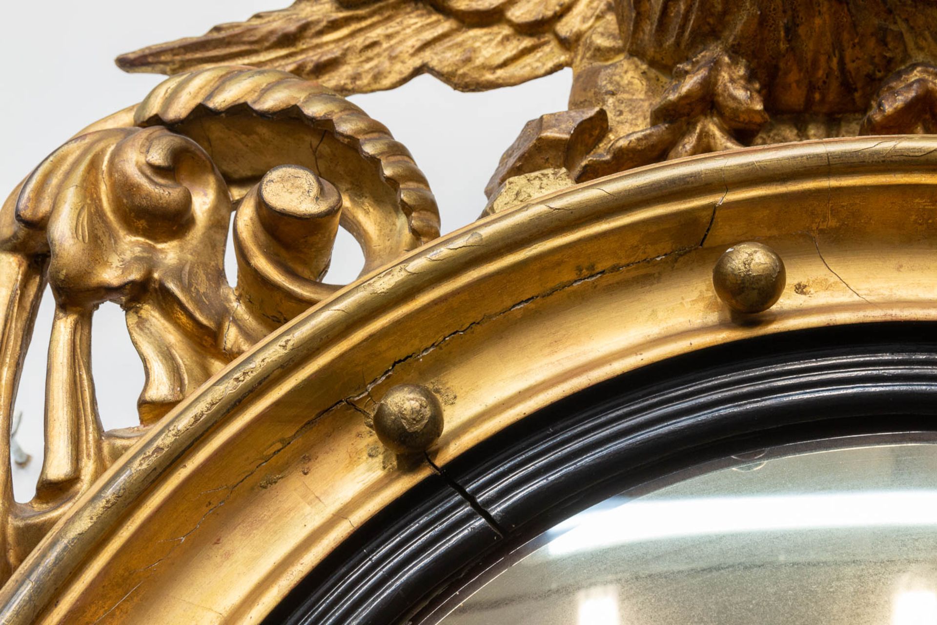A round mirror, made of sculptured wood, decorated with an Eagle. - Bild 7 aus 8