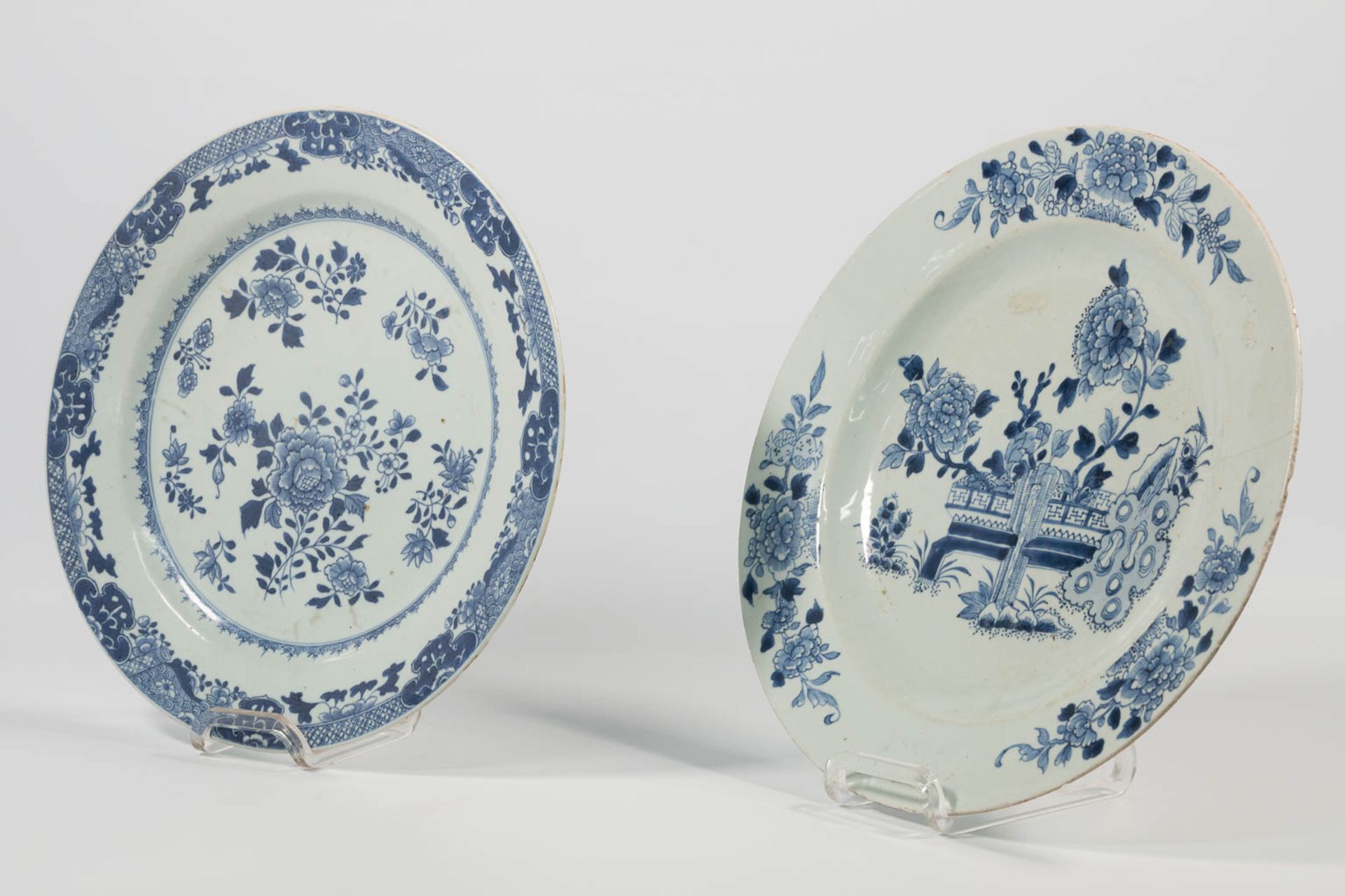 A blue and white Chinese Vase with symbolic decor, combined with 2 blue and white porcelain plates. - Image 28 of 33