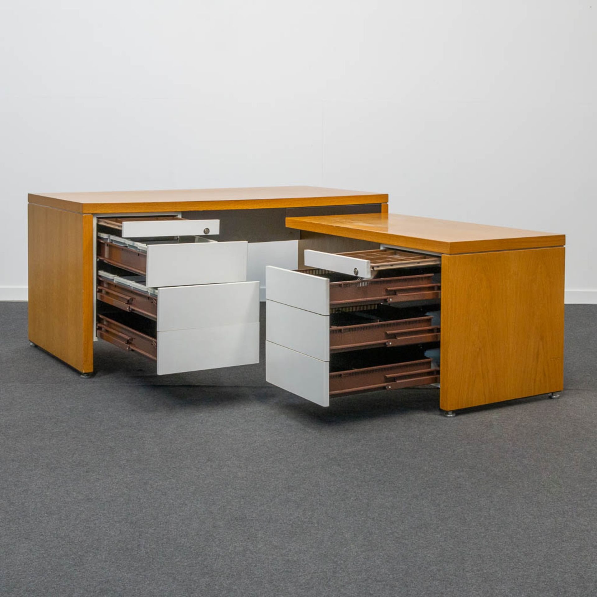 The Stephens system' L shaped desk designed by William Stephens for Knoll International. - Image 11 of 19