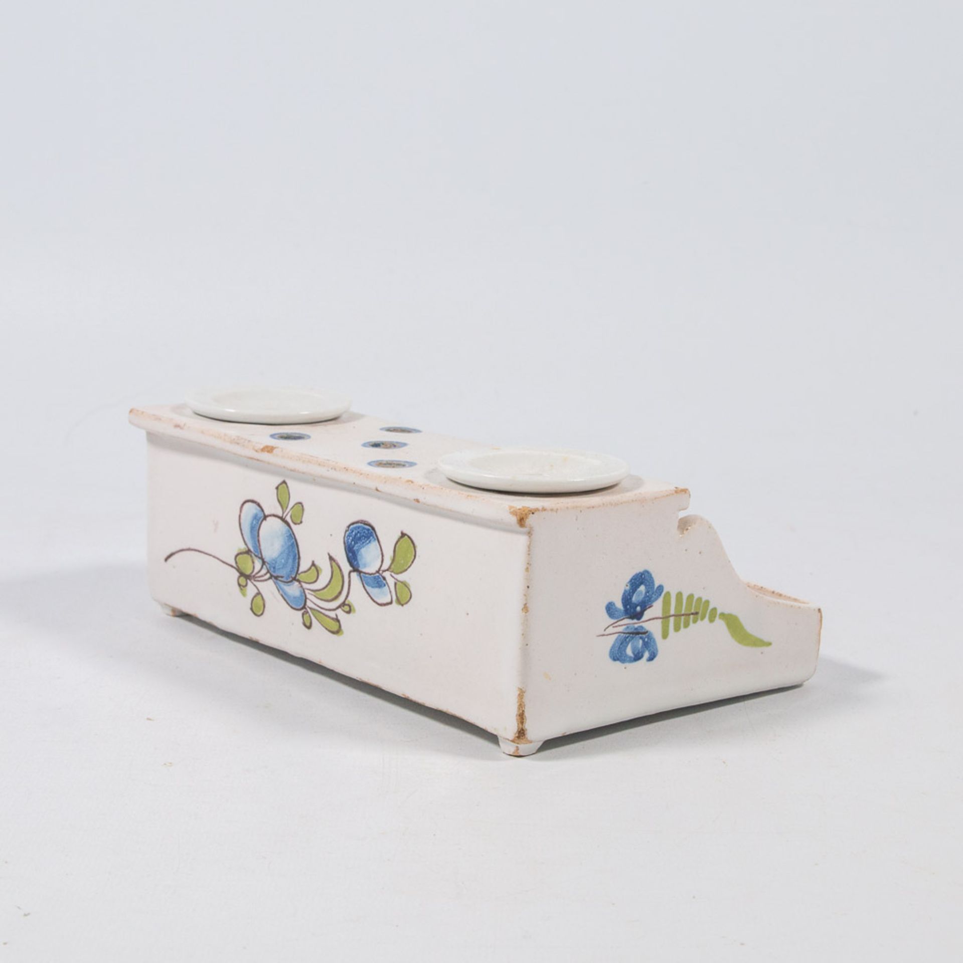 A ceramic ink pot with floral decor. - Image 12 of 17