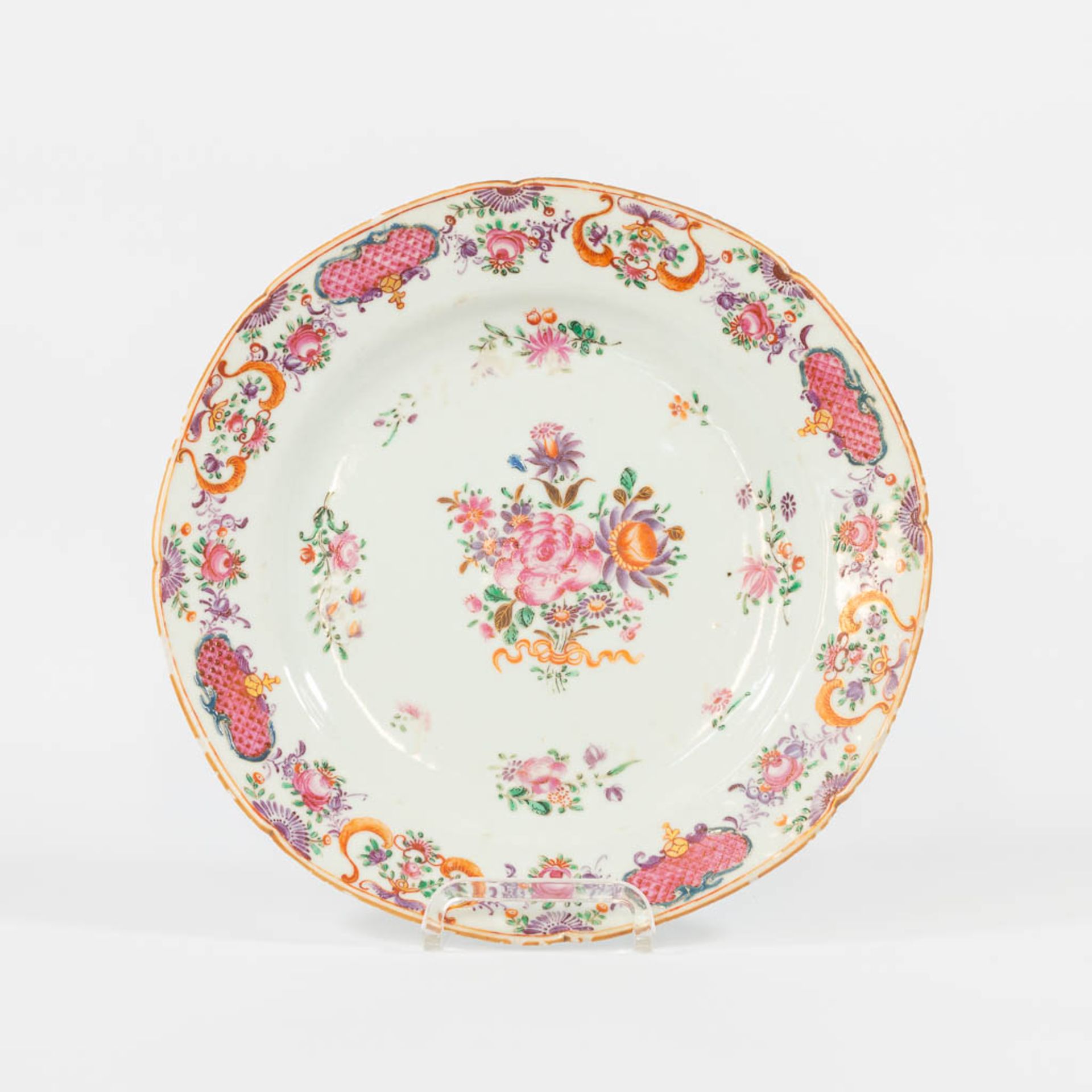 A collection of 6 display plates, famille rose. - Image 26 of 28