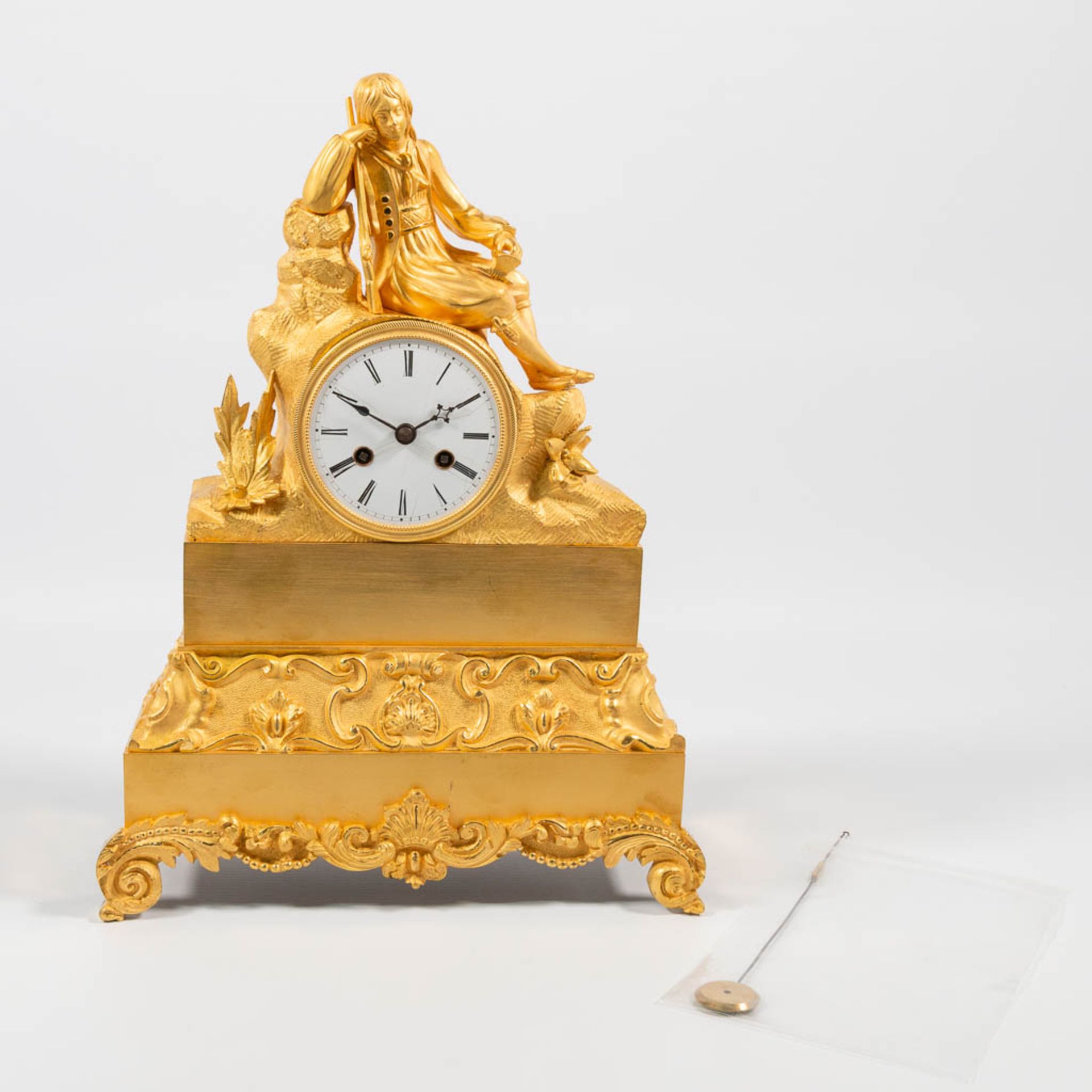 An Ormolu Bronze Clock with Resting Hunter Scene - Bild 8 aus 12