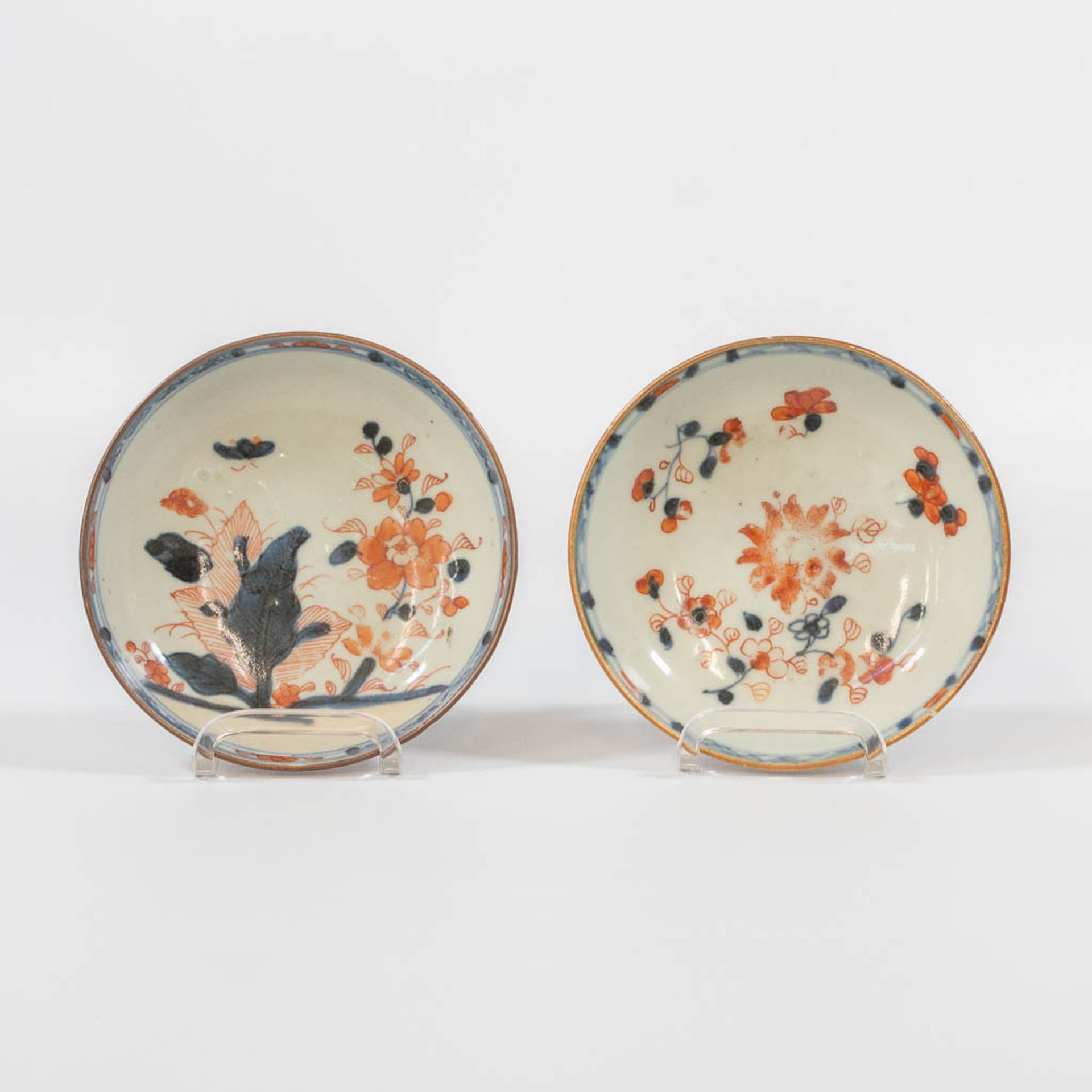 A collection of 12 Capucine Chinese porcelain items, consisting of 5 plates and 7 cups. - Image 22 of 26