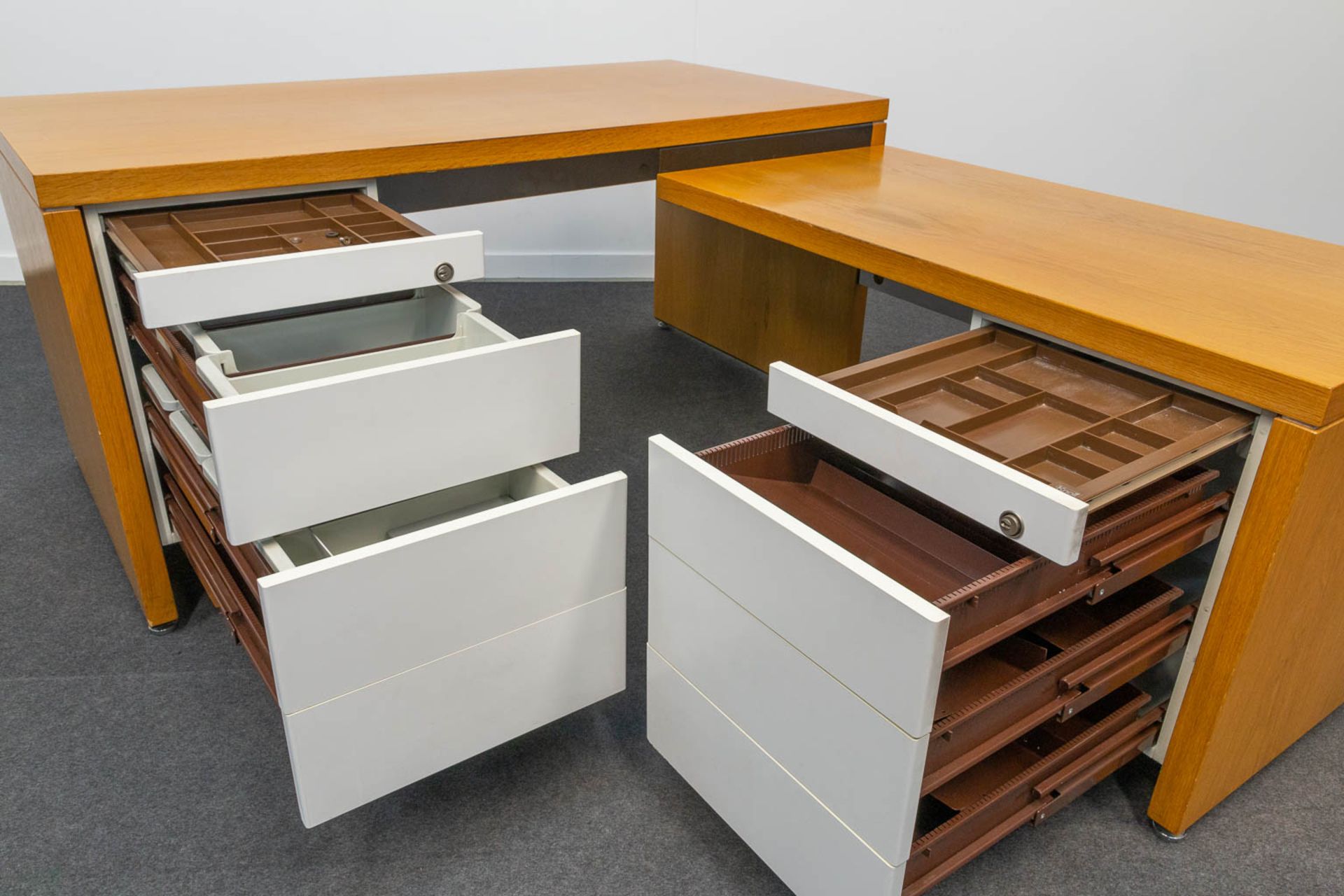 The Stephens system' L shaped desk designed by William Stephens for Knoll International. - Image 19 of 19