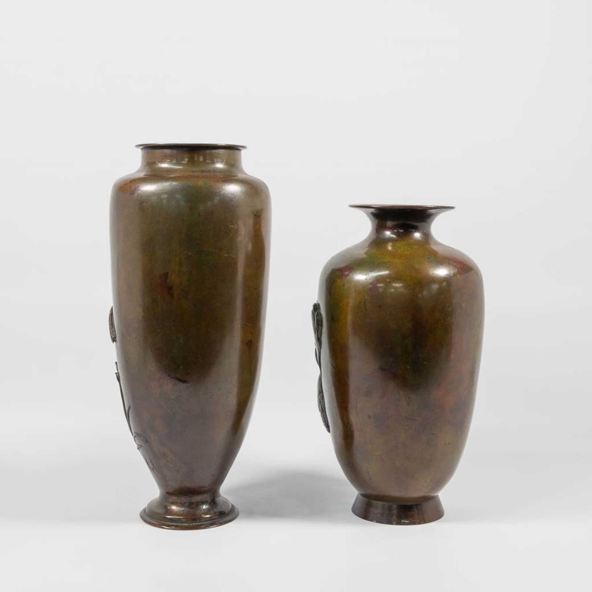 A collection of 2 of bronze, Japanese vases - Bild 2 aus 13