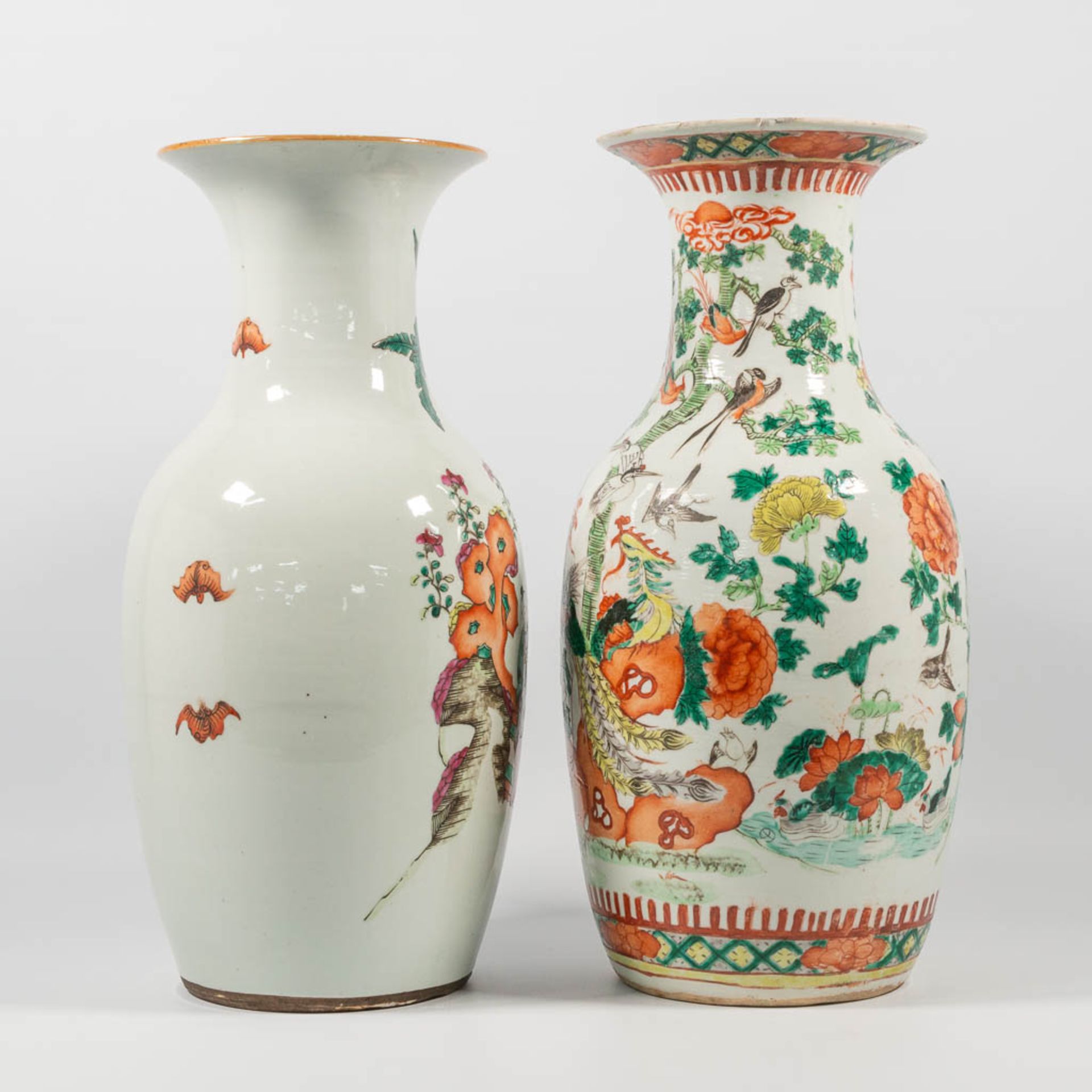 A collection of 2 Chinese vases, with decor of Ladies in court and peacocks. 19th/20th century. - Image 4 of 14