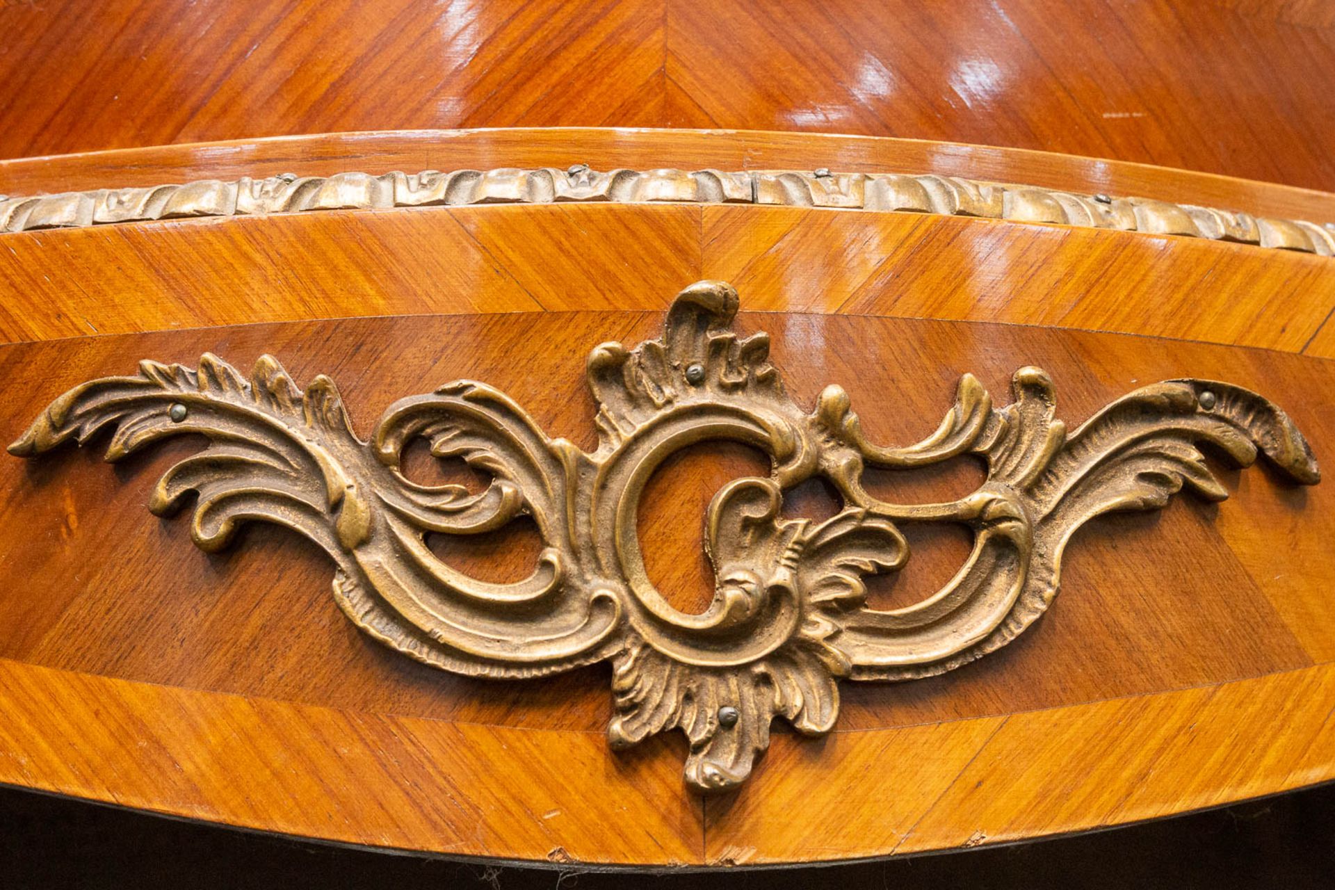 A curved commode inlaid with marquetry with marble top - Bild 9 aus 14
