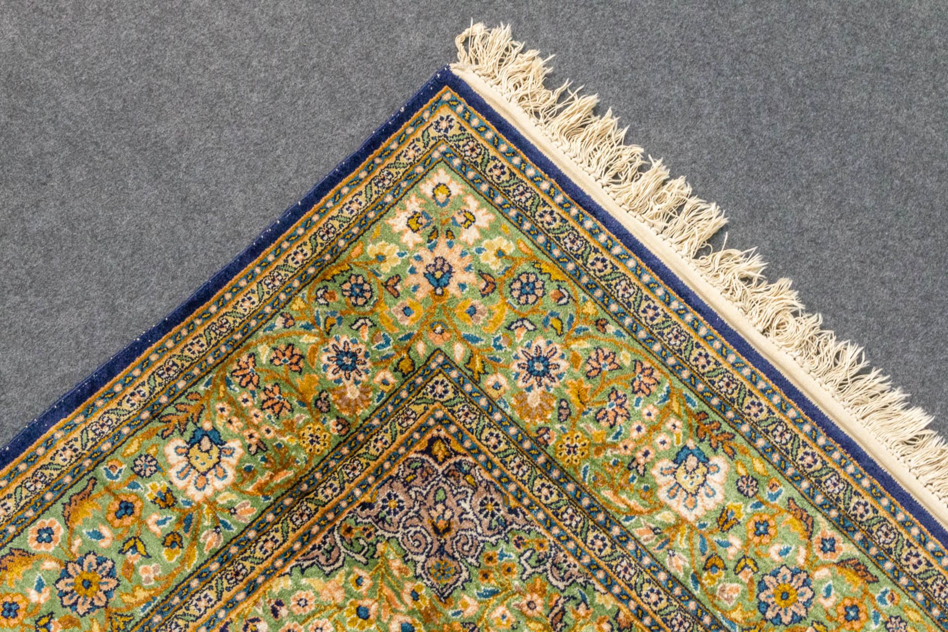 An Oriental, hand-made carpet, 'Isfahan' 181 x 124 - Bild 2 aus 7