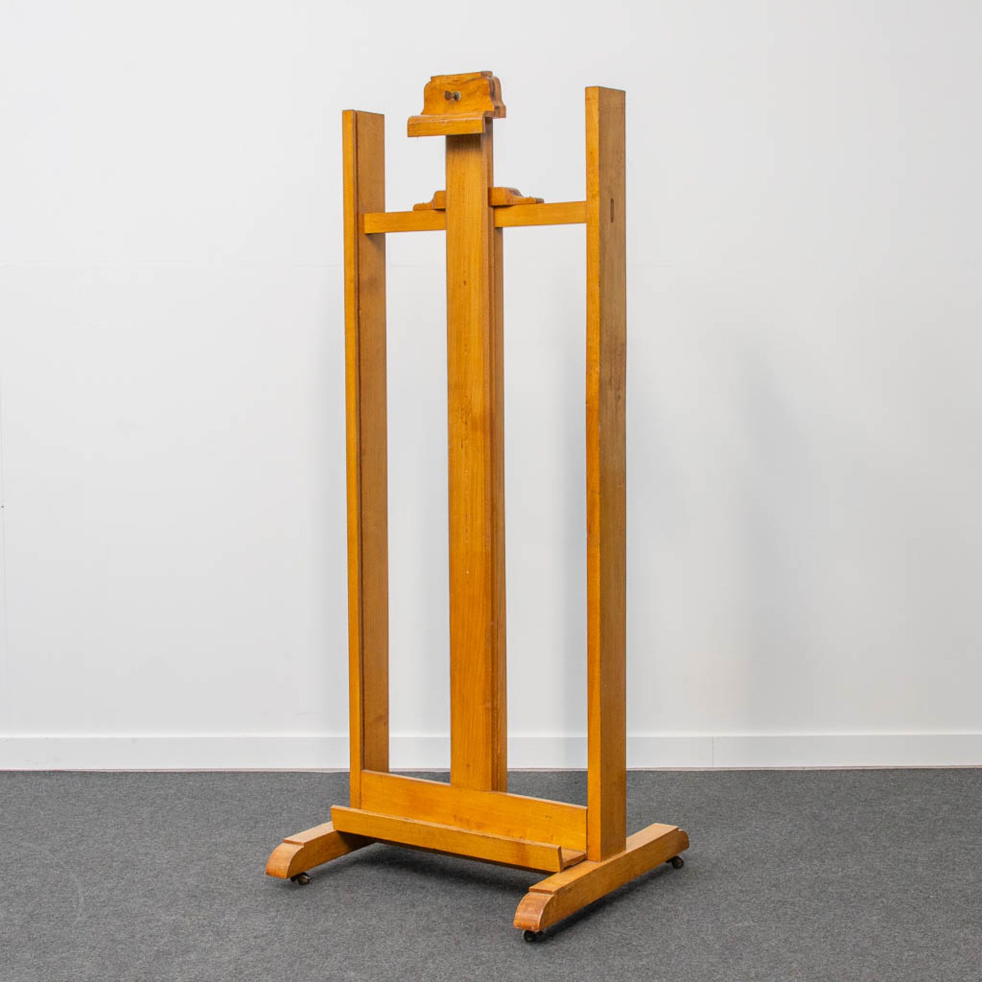 A large easel, made of wood. - Image 10 of 18