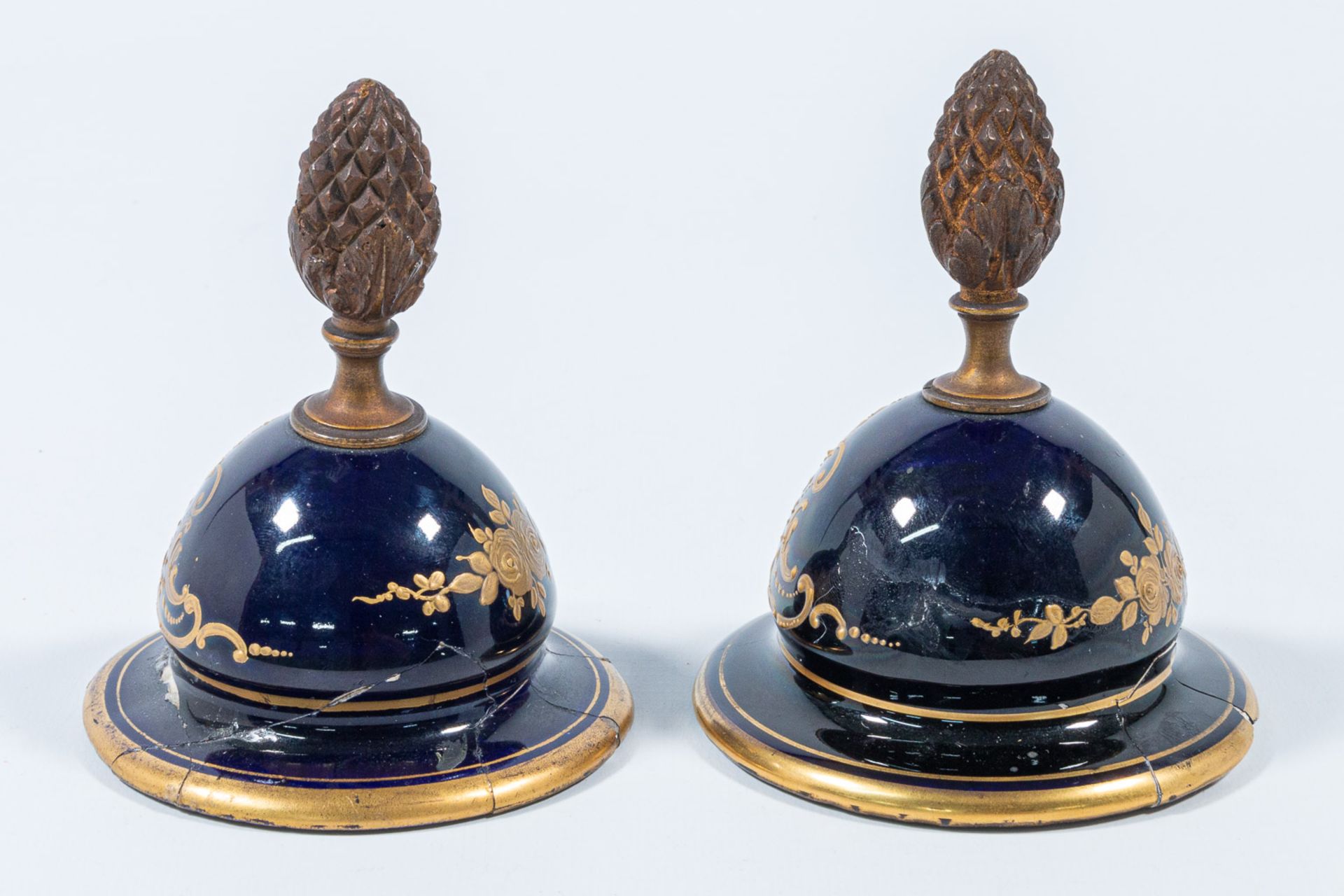 A pair of Sèvres vases with lid, cobalt blue with a decor of ladies and landscapes. 19th century. - Bild 17 aus 28