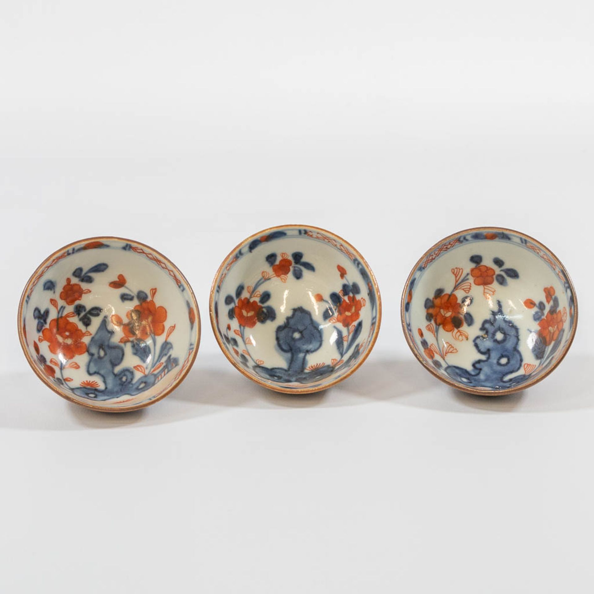 A collection of 12 Capucine Chinese porcelain items, consisting of 5 plates and 7 cups. - Image 23 of 26
