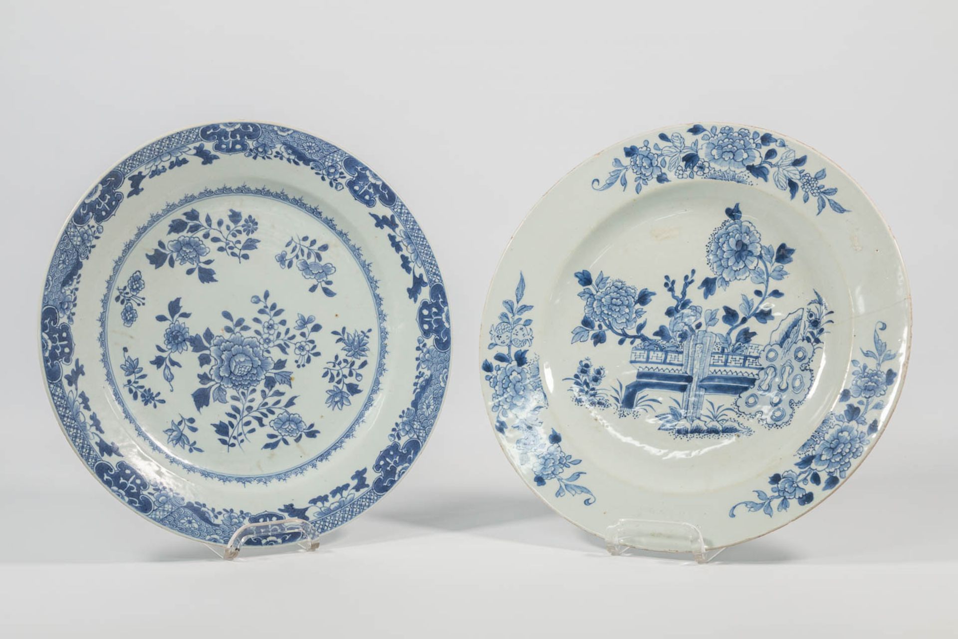 A blue and white Chinese Vase with symbolic decor, combined with 2 blue and white porcelain plates. - Image 33 of 33