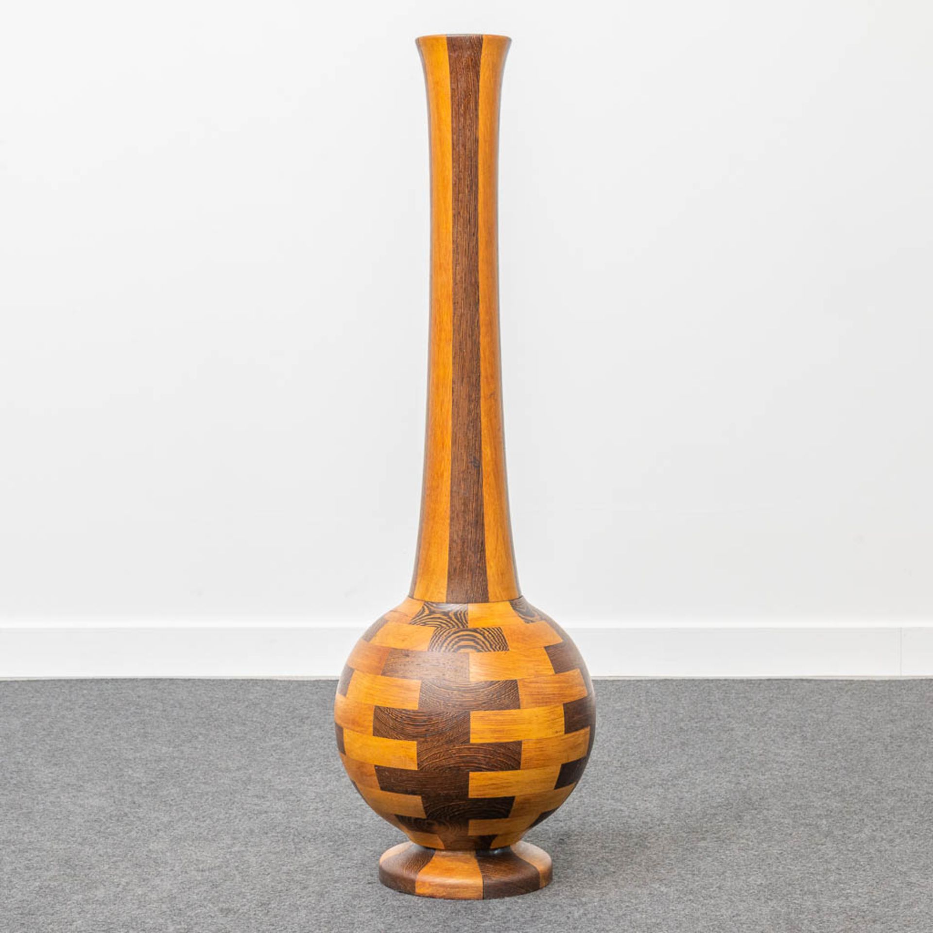 A collection of 4 wood-turned vases with inlay, made by DeCoene in Kortijk, Belgium. - Image 3 of 11