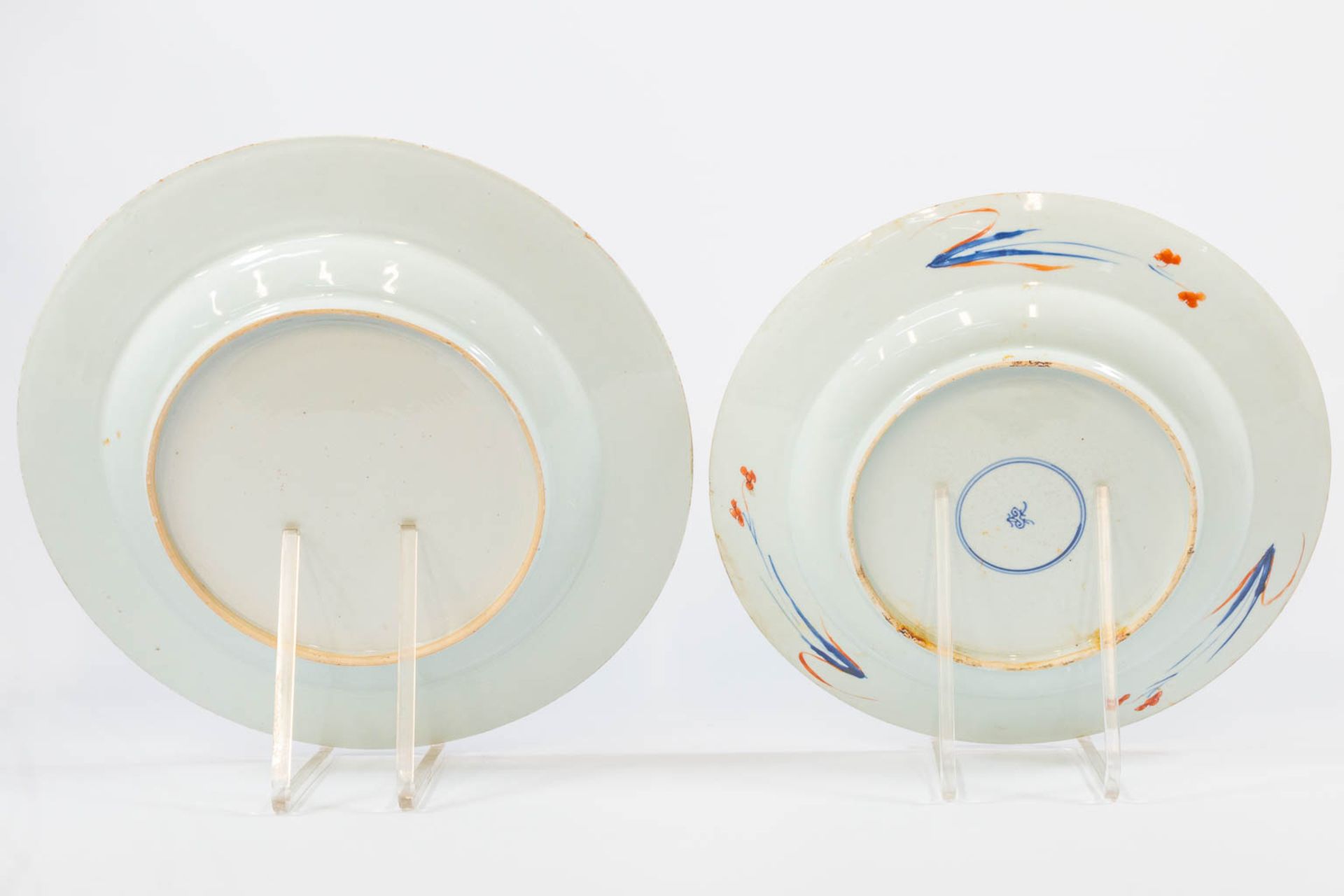 A collection of 6 famille rose objects and plates, made of porcelain. - Image 5 of 24