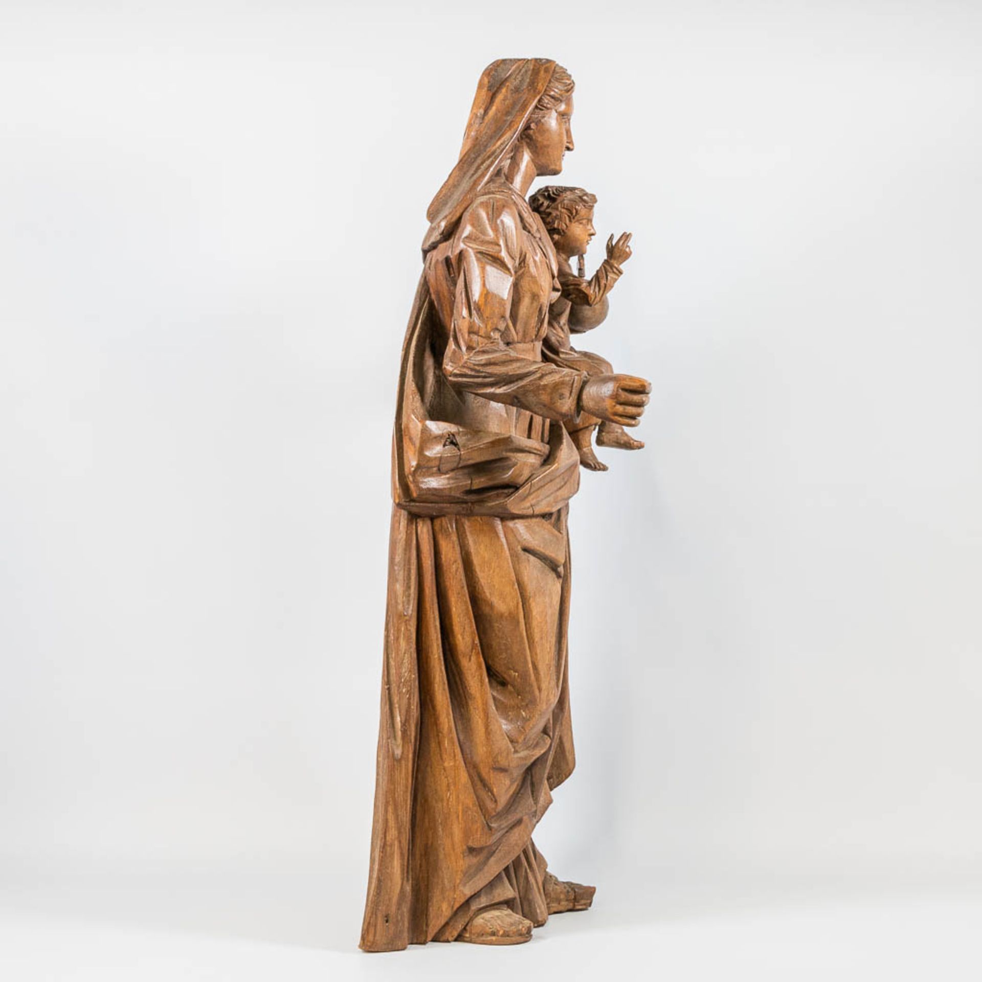 A wood sculptured Mary and Jesus figurine with globus cruciger. 19th century. - Bild 4 aus 19