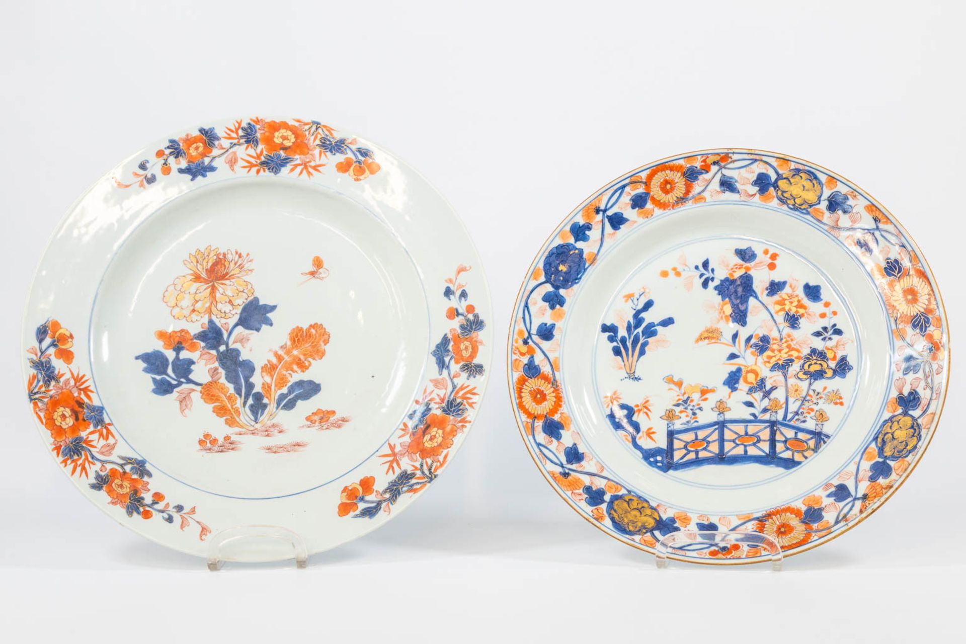 A collection of 6 famille rose objects and plates, made of porcelain. - Image 20 of 24
