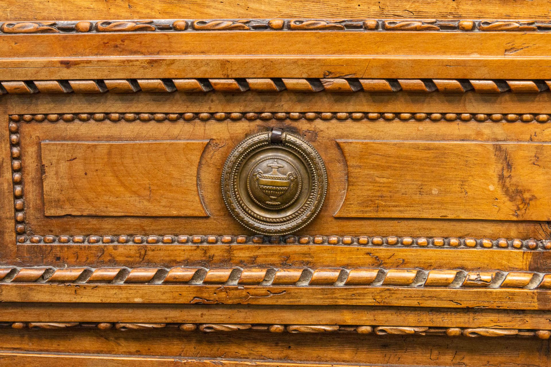 A wood sculptured commode in Louis XVI style, with 3 drawers and a hidden desk. 18th century. - Bild 18 aus 23