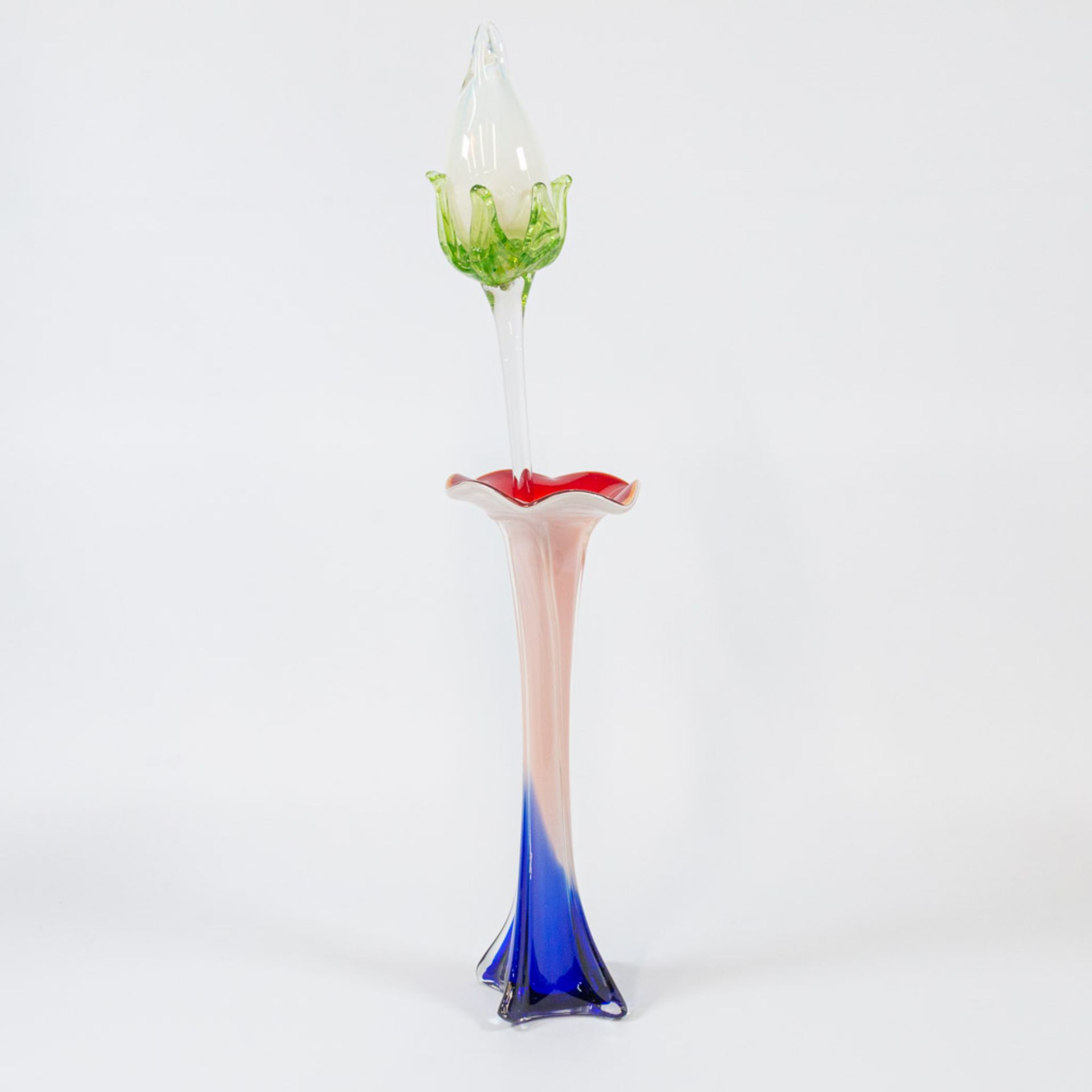 A collection of 4 vases and 4 glass flowers made in Murano, Italy. - Image 15 of 49