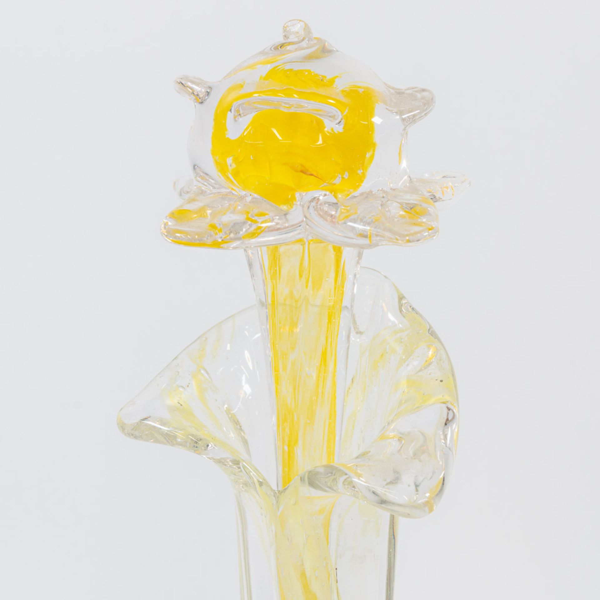 A collection of 4 vases and 4 glass flowers made in Murano, Italy. - Image 30 of 49