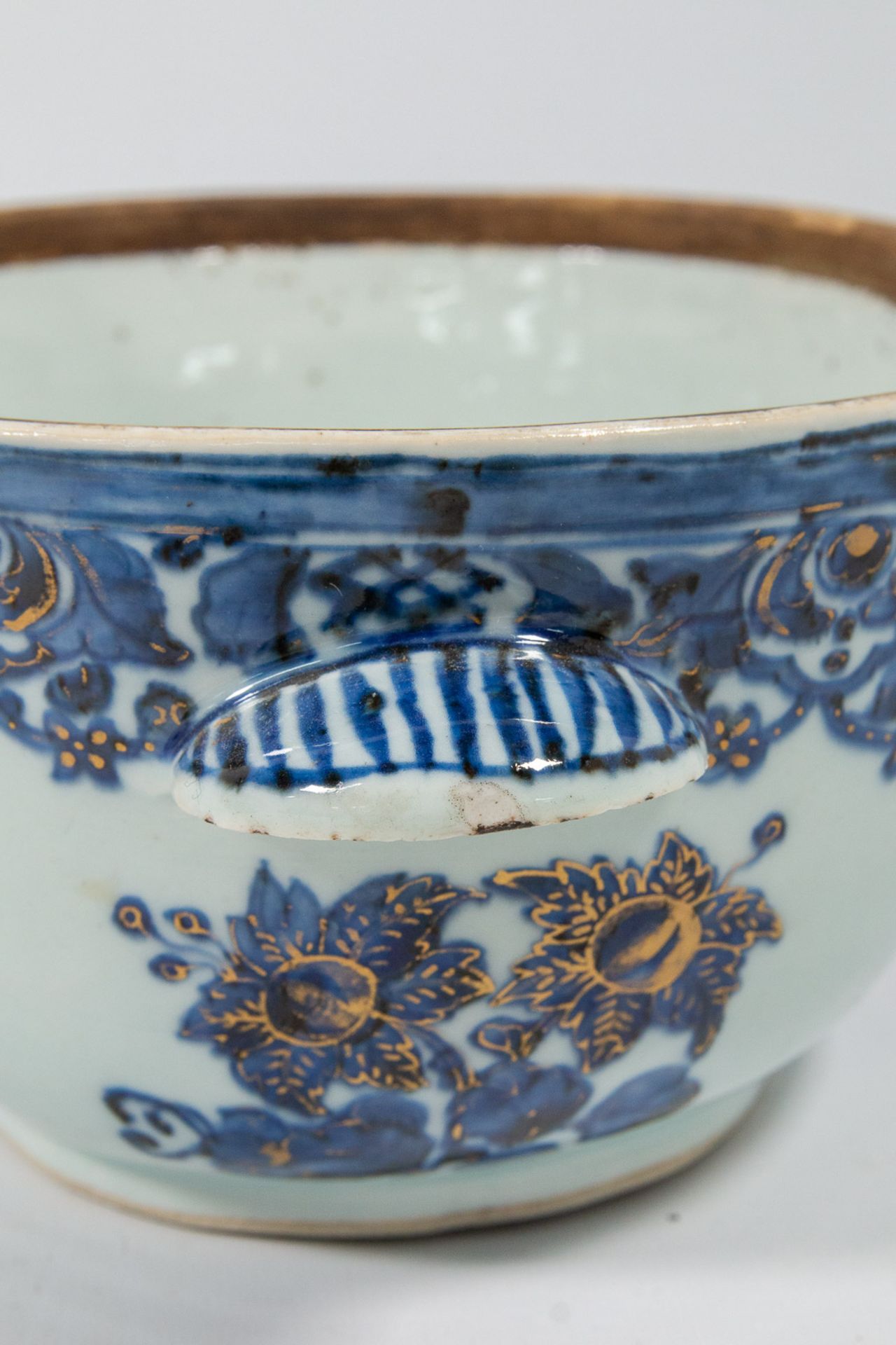 A small tureen with lid, Chinese export porcelain with underglaze blue, white and overglaze gold flo - Image 22 of 24