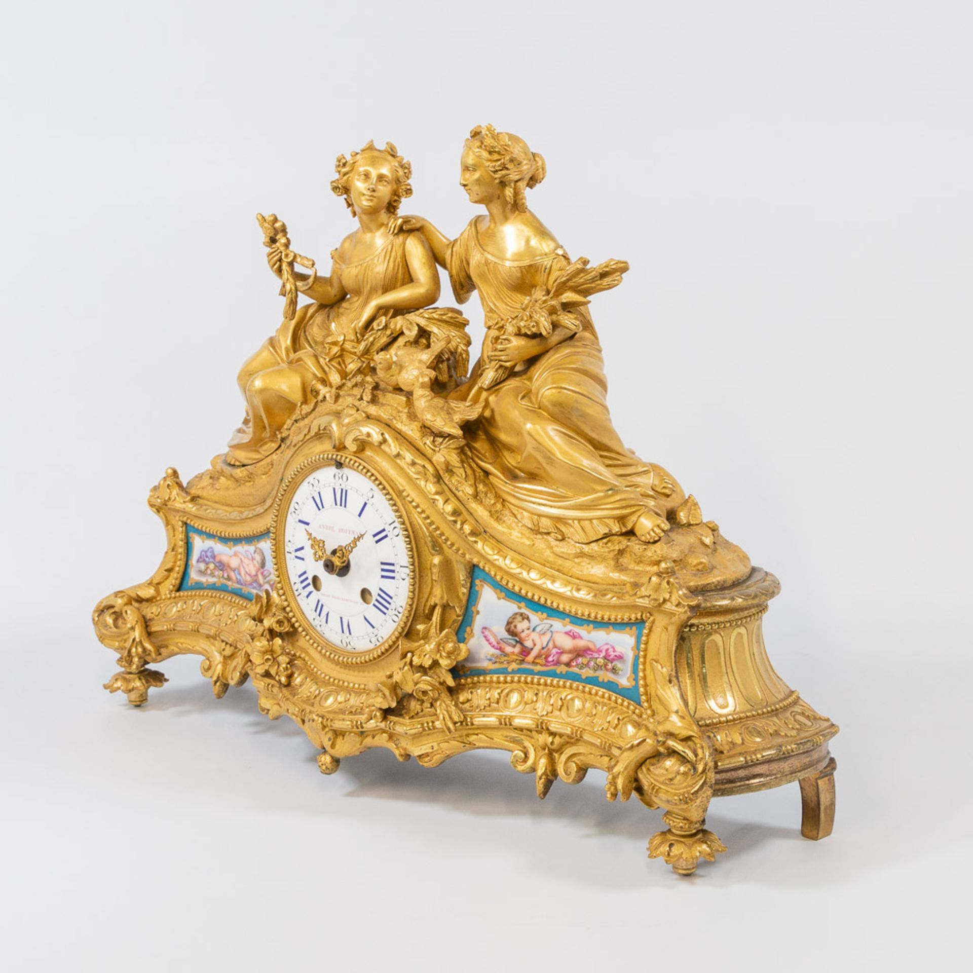 Ormolu Bronze Mantle clock, with elegant ladies and pigeons and Sèvres plaquettes. André Hoffmann. - Image 9 of 26