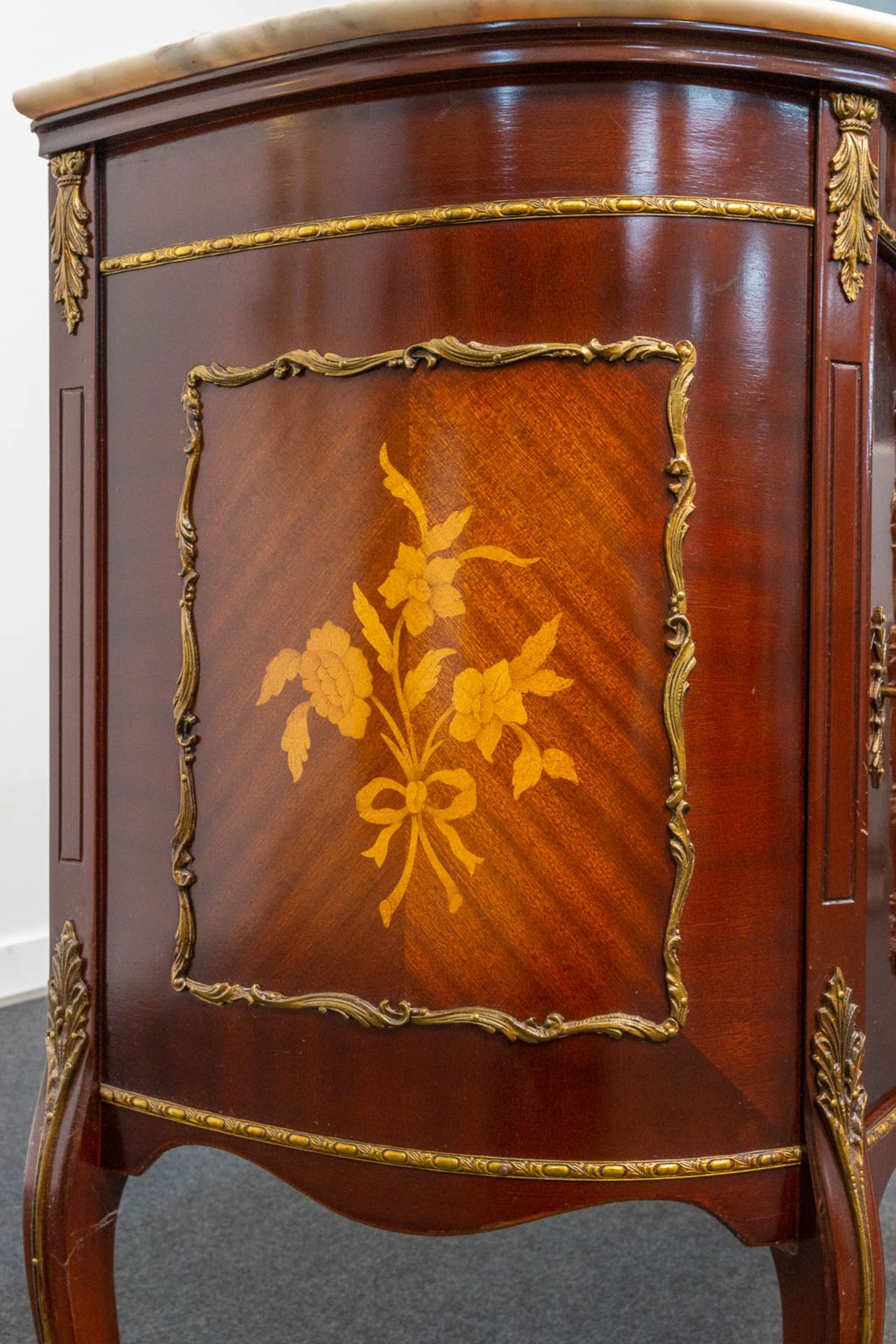 A marquetry inlay commode with marble top. The second half of the 20th century. - Bild 20 aus 22