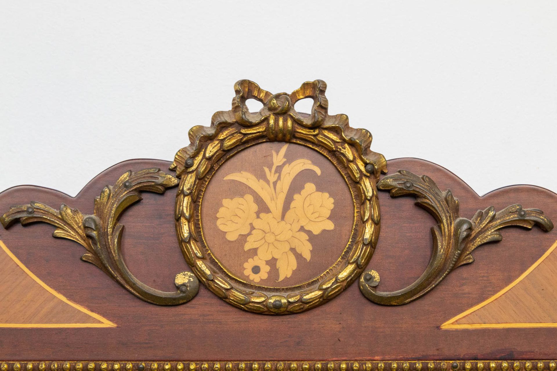 A console table with mirror, inlaid with marquetry, mounted with bronze and with a marble top. - Image 9 of 11
