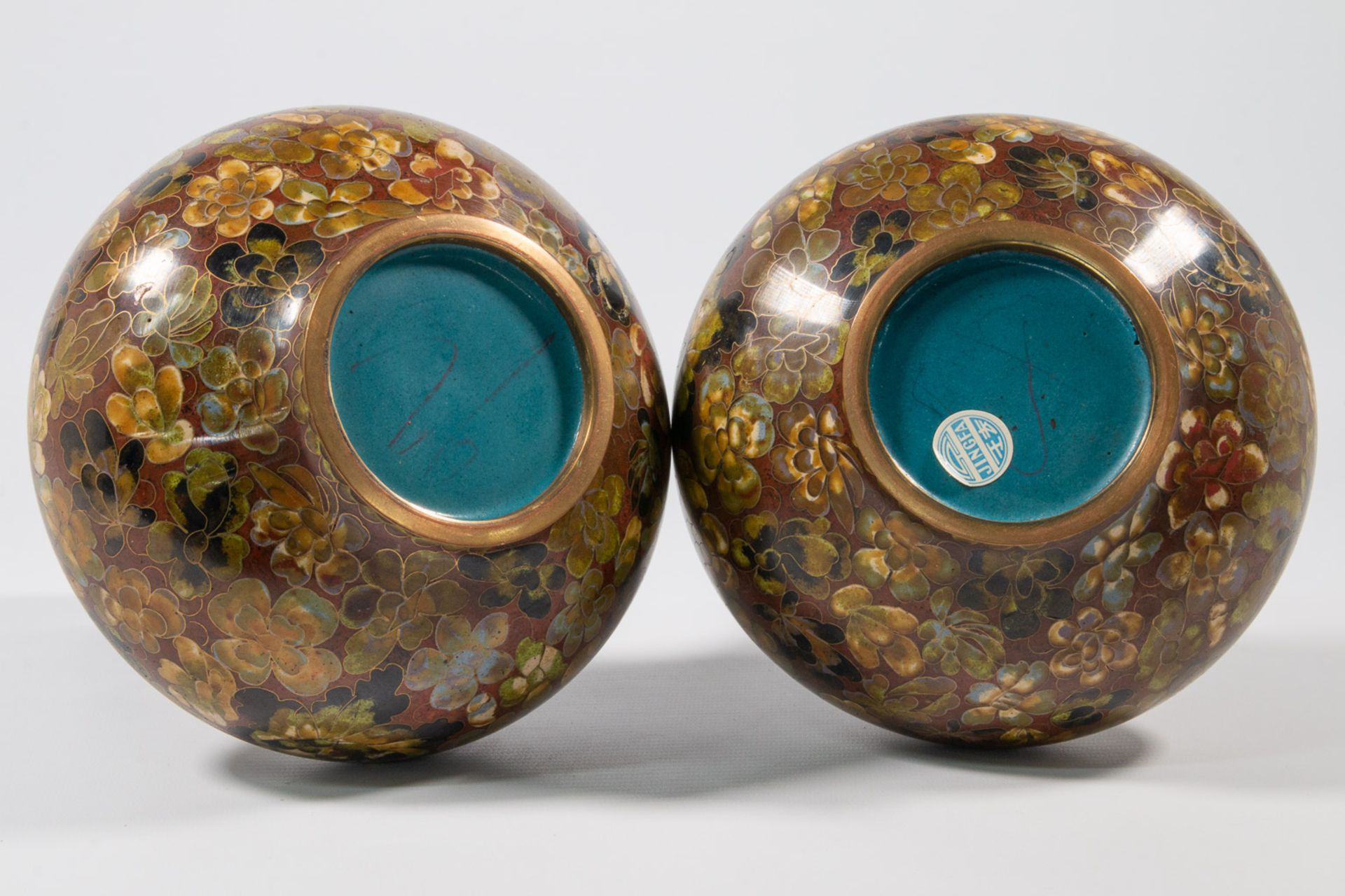 A pair of cloisonné vases - Image 9 of 12