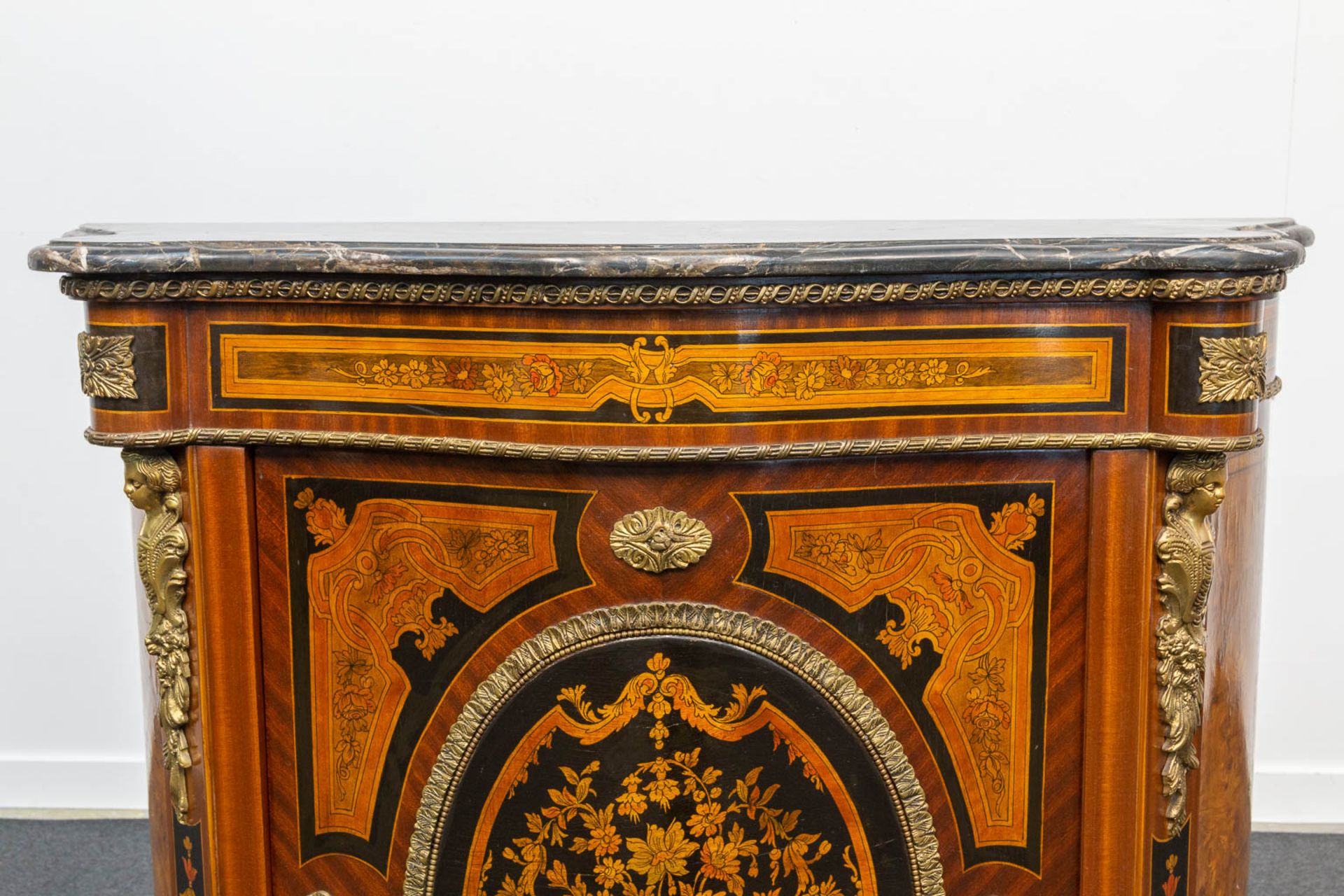 A marquetry inlaid commode, mounted with bronze and with a marble top. - Image 9 of 15