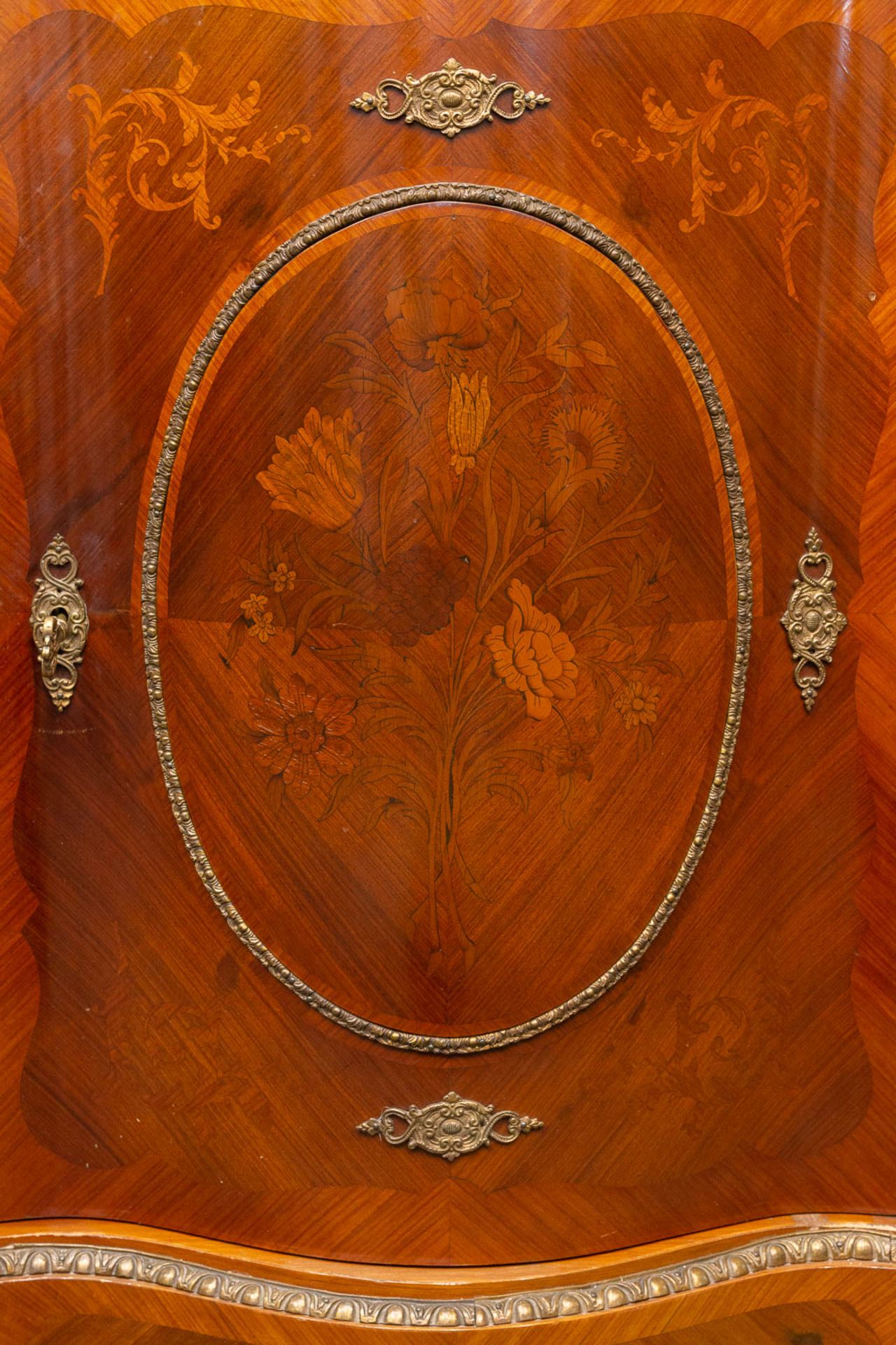 A curved commode inlaid with marquetry with marble top - Bild 10 aus 14
