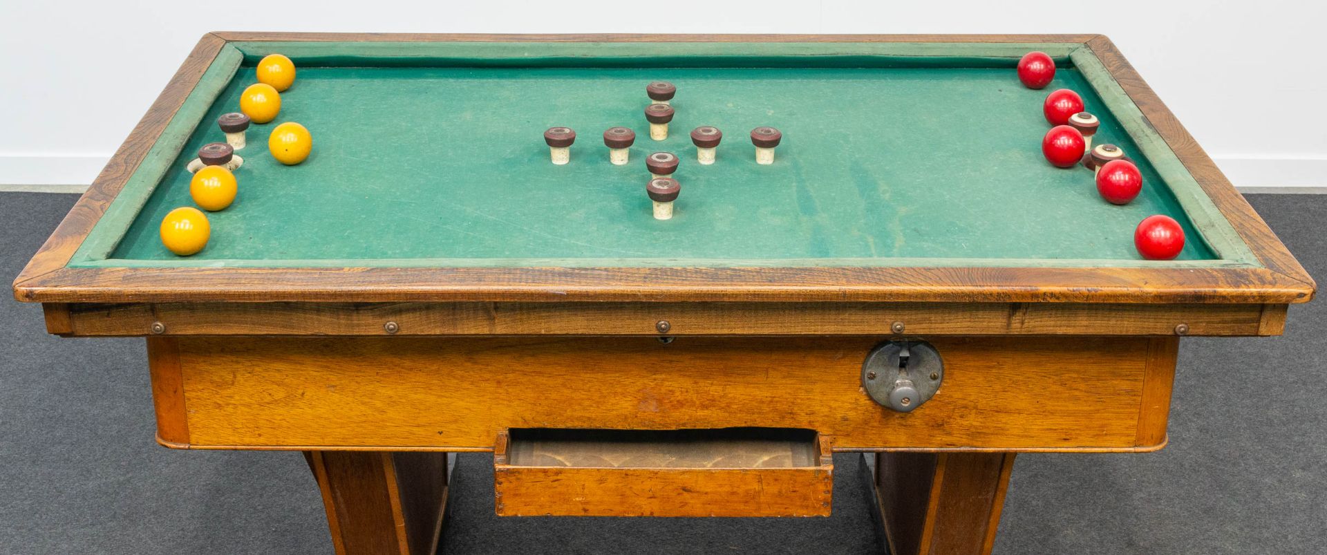 An antique bumper pool table. - Bild 15 aus 15