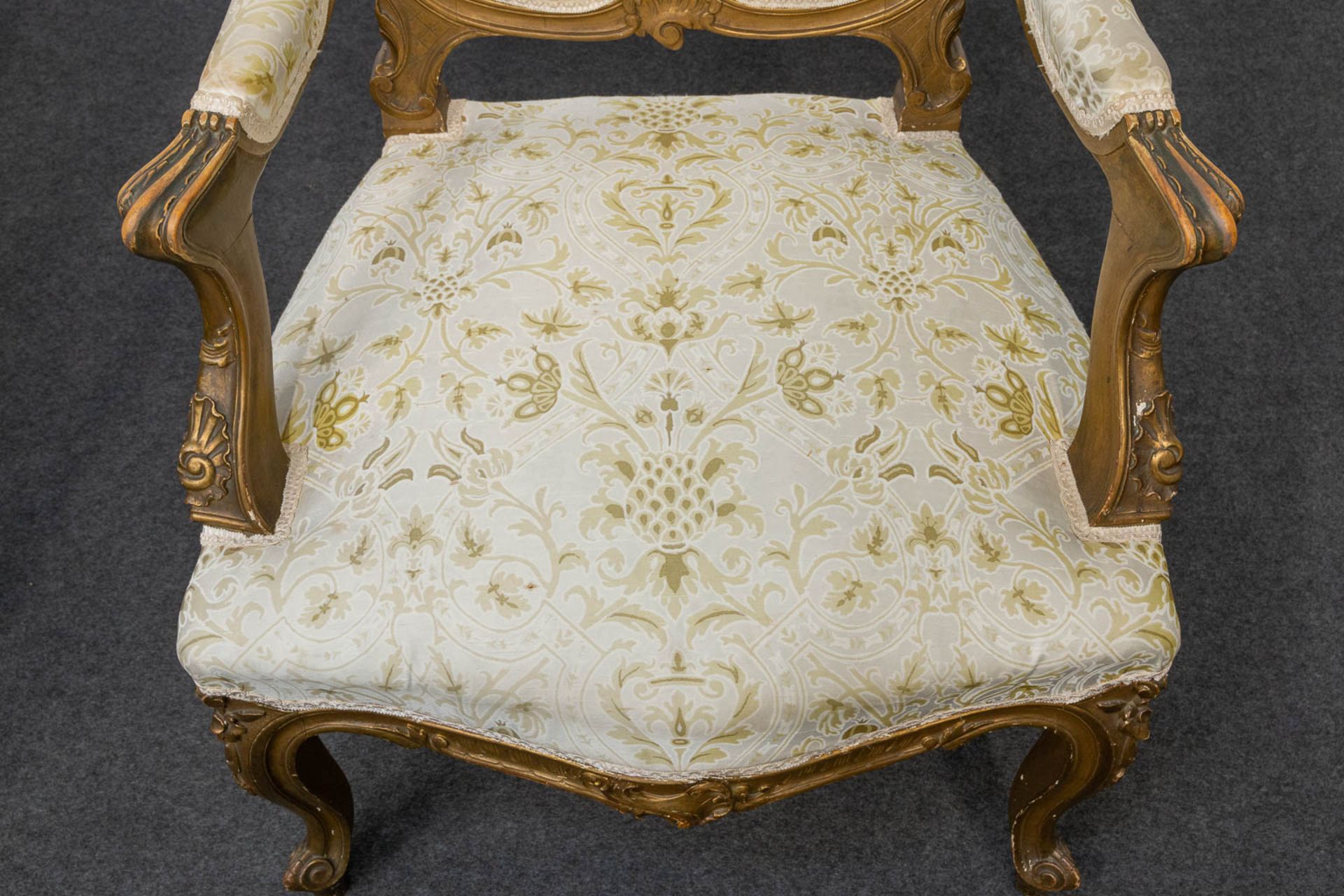 A pair of Louis XV style armchairs - Image 15 of 16