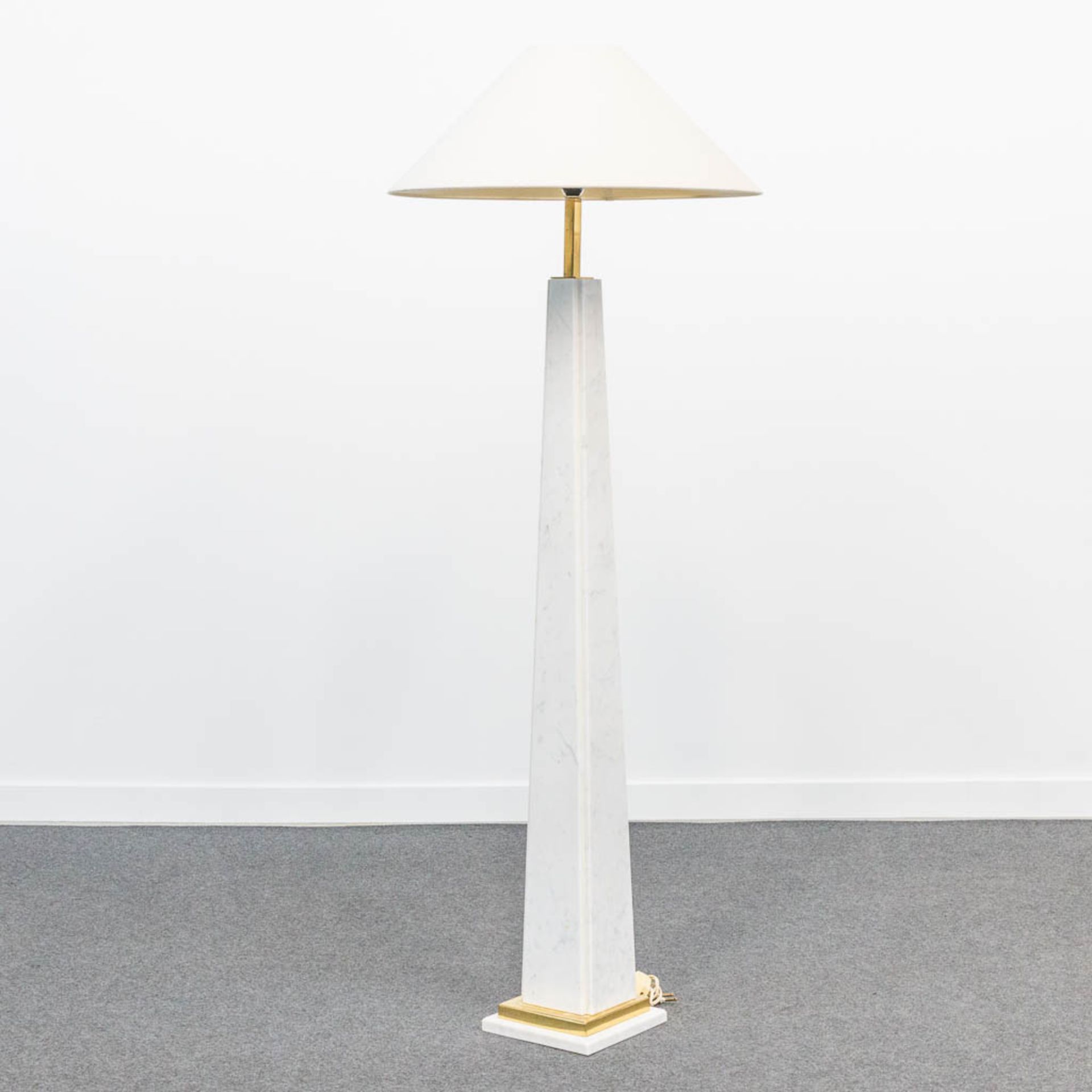 A standing lamp made of White carrara marble, combined with brass. 1960's. - Image 6 of 13