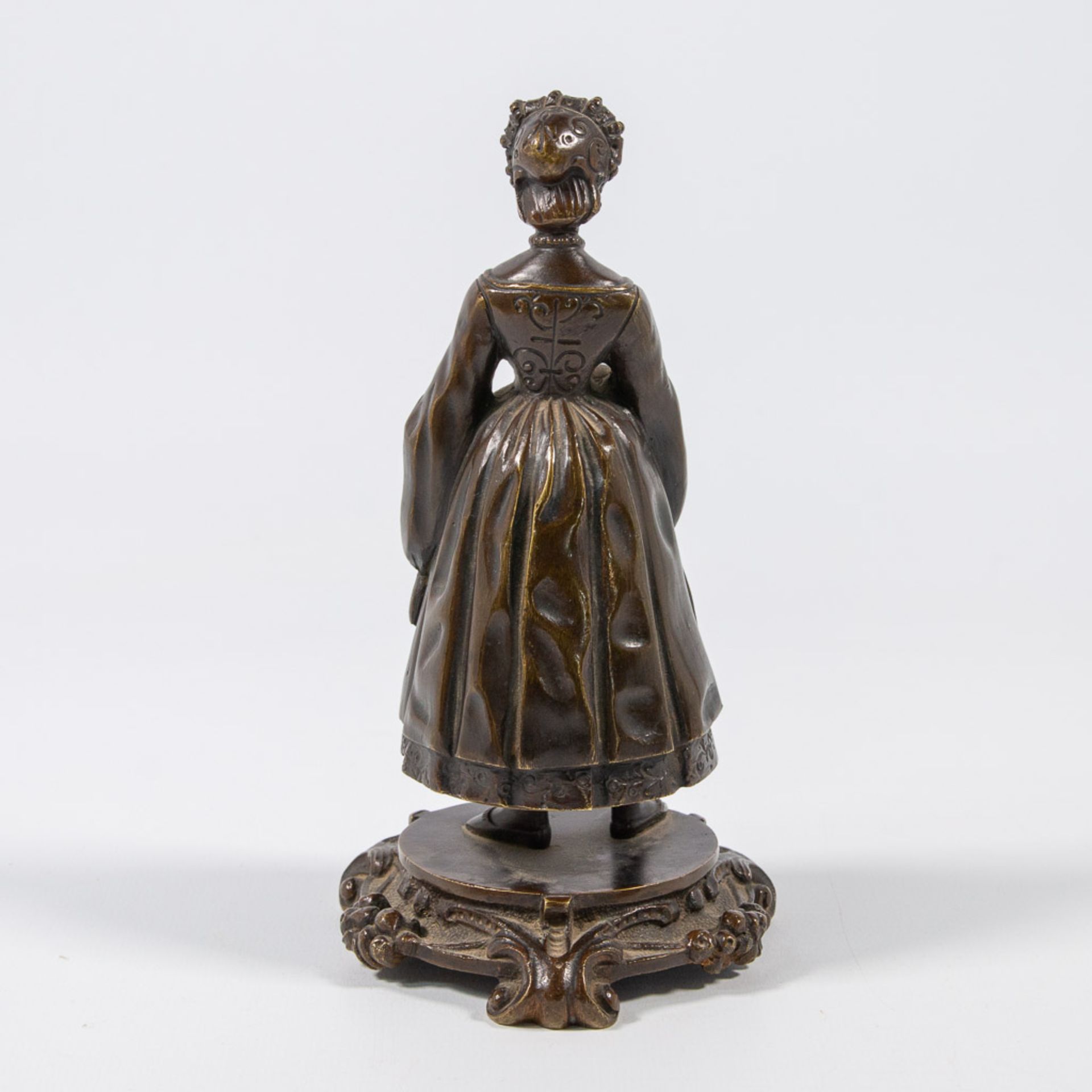 A figural bronze table bell, displayed as a lady with robe. - Bild 12 aus 21
