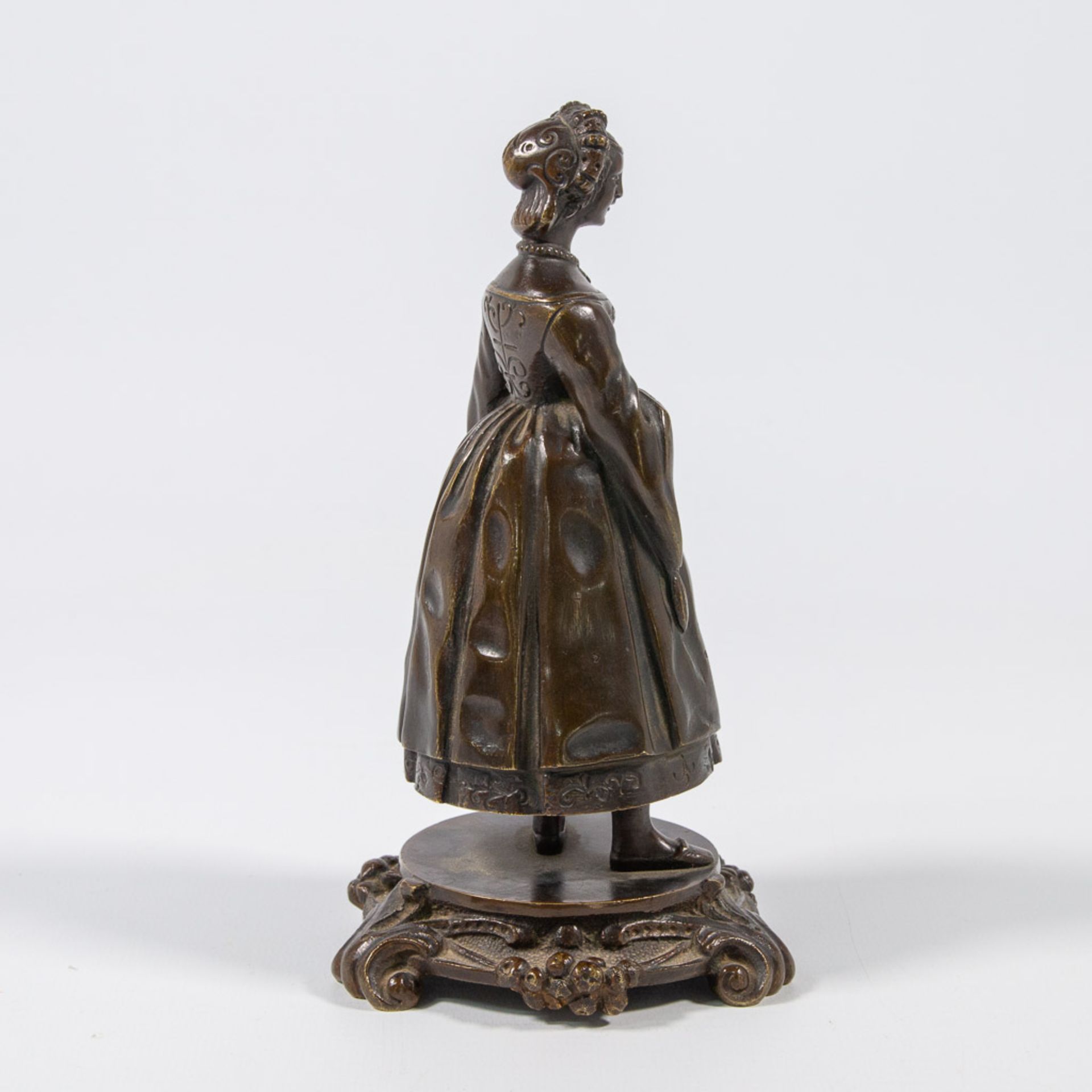 A figural bronze table bell, displayed as a lady with robe. - Bild 9 aus 21