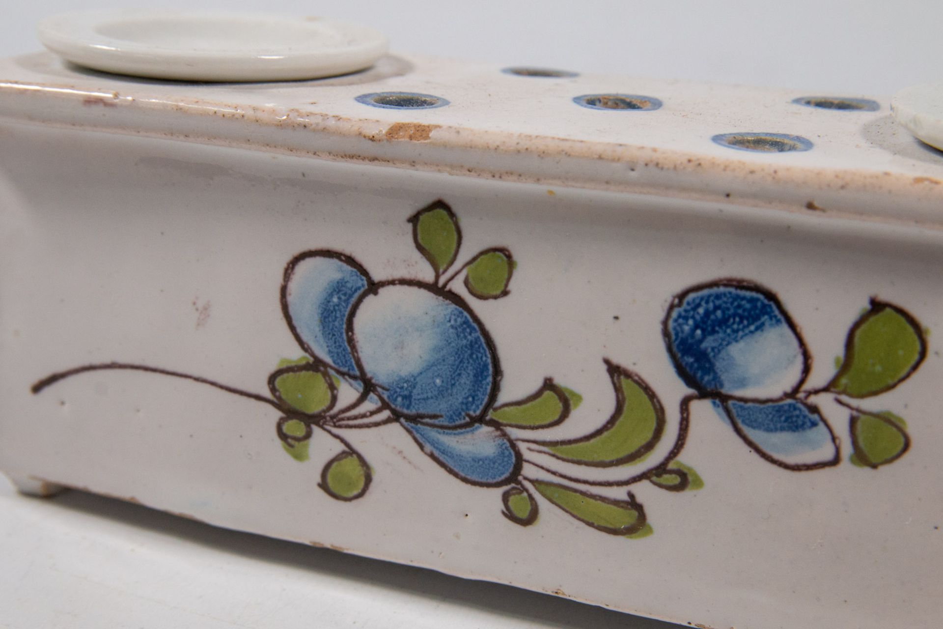 A ceramic ink pot with floral decor. - Bild 16 aus 17