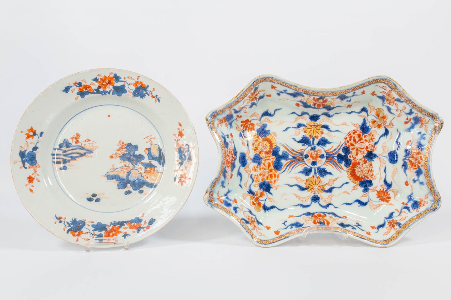 A collection of 6 famille rose objects and plates, made of porcelain. - Image 23 of 24