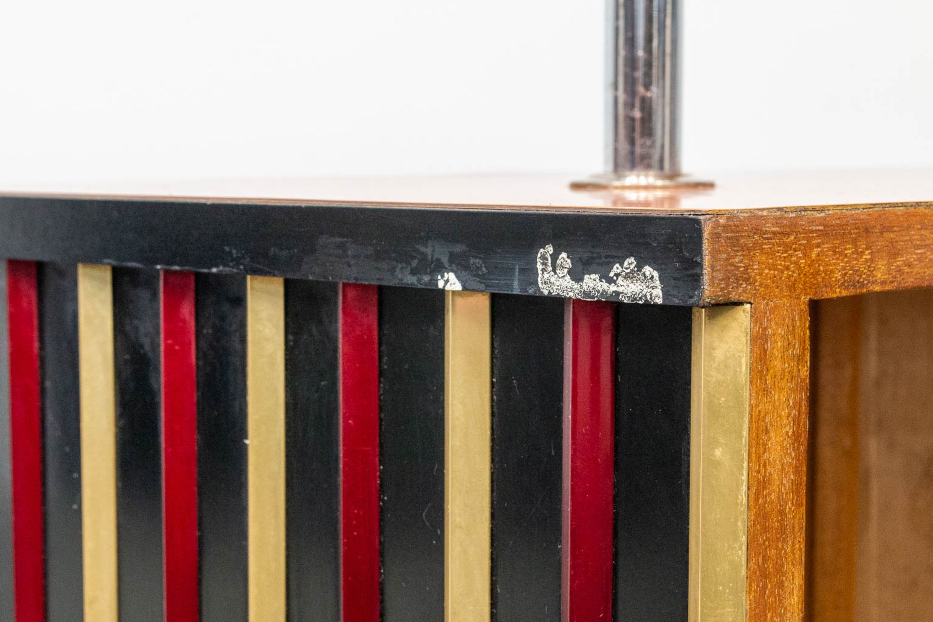 A vintage bar cabinet, made of formica and chrome, sided by 3 bar stools. - Image 8 of 19