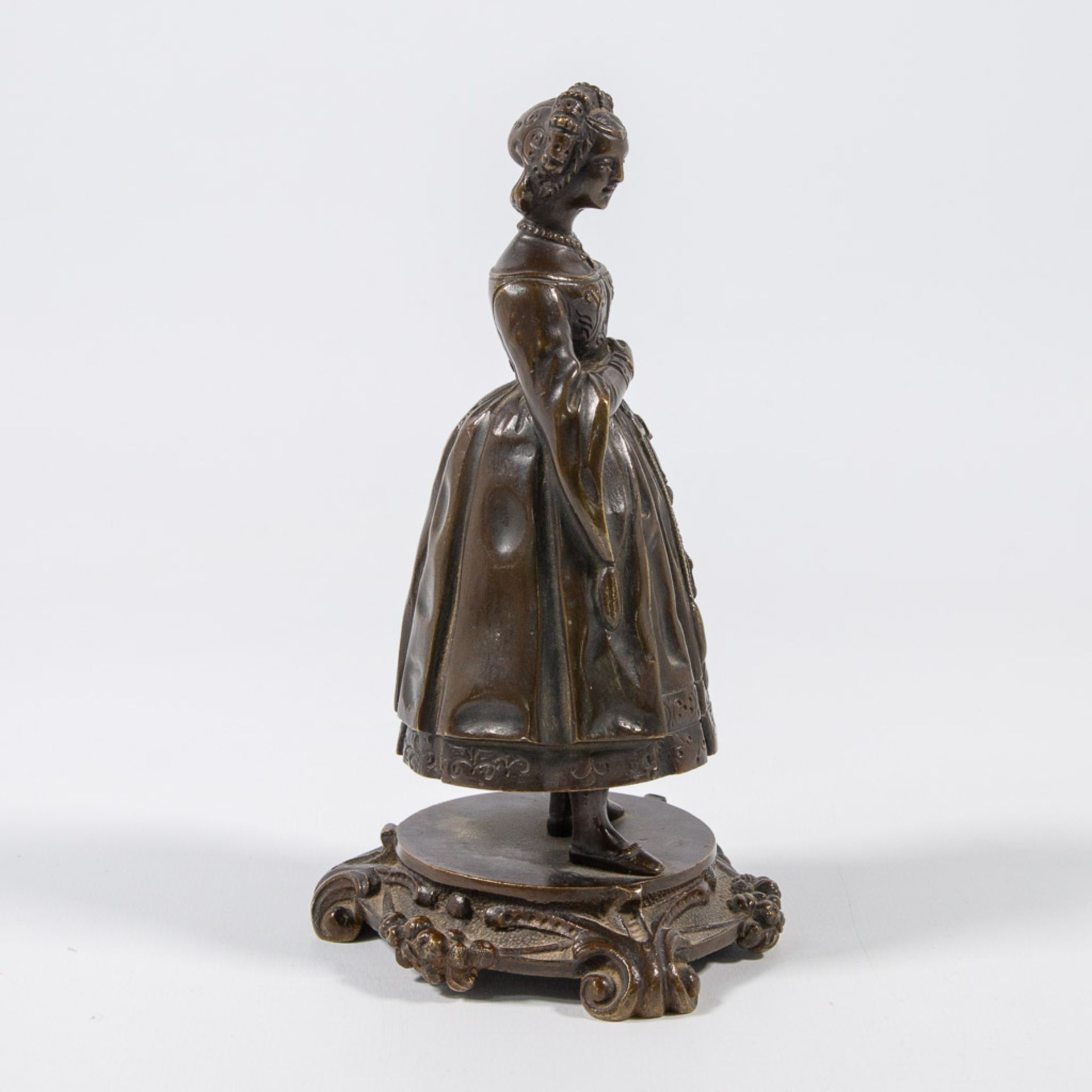 A figural bronze table bell, displayed as a lady with robe. - Bild 6 aus 21
