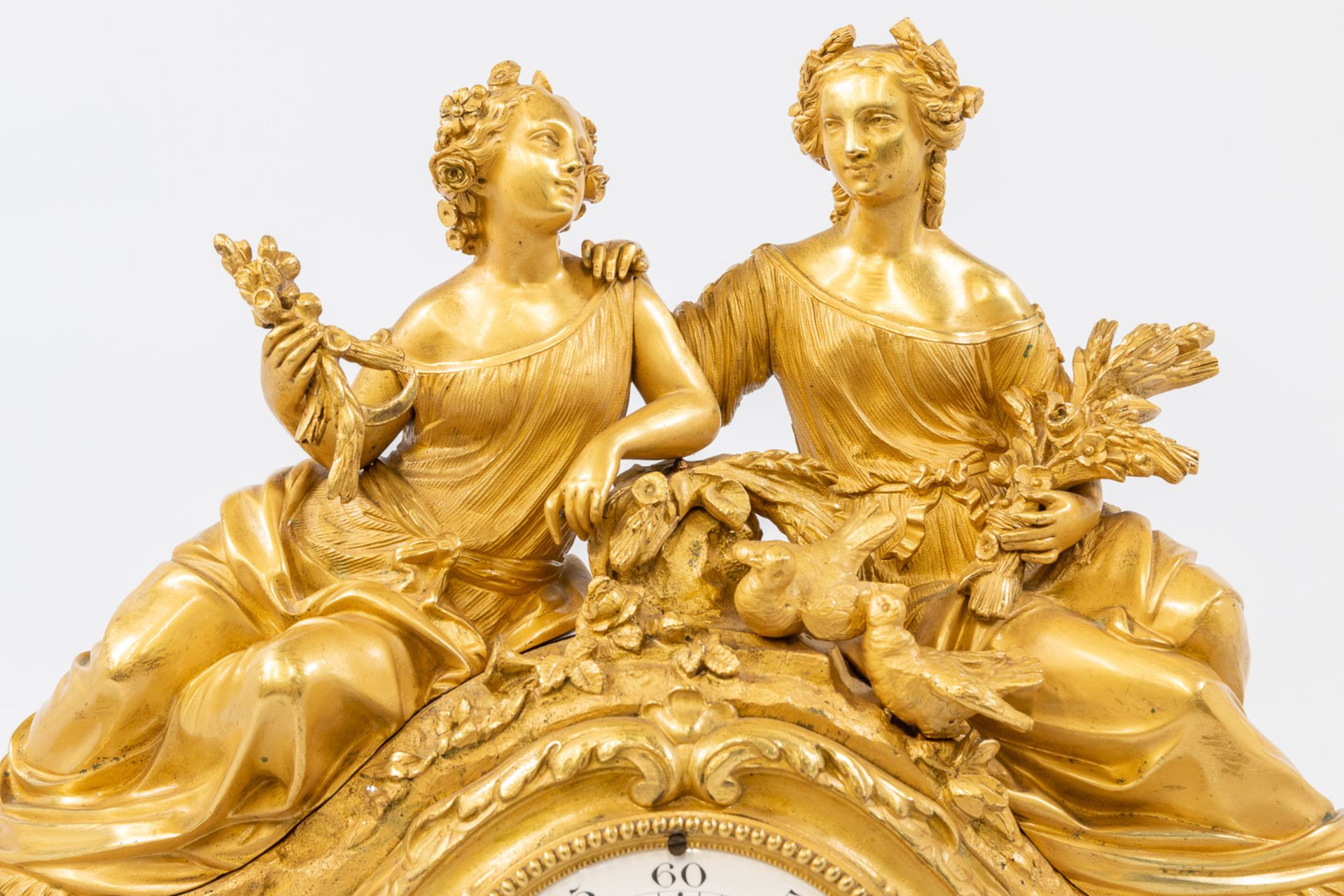 Ormolu Bronze Mantle clock, with elegant ladies and pigeons and Sèvres plaquettes. André Hoffmann. - Image 18 of 26
