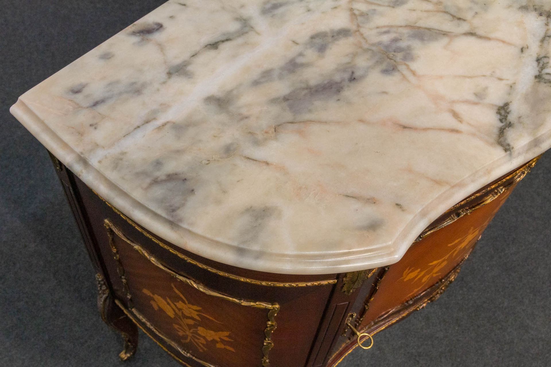 A marquetry inlay commode with marble top. The second half of the 20th century. - Bild 15 aus 22