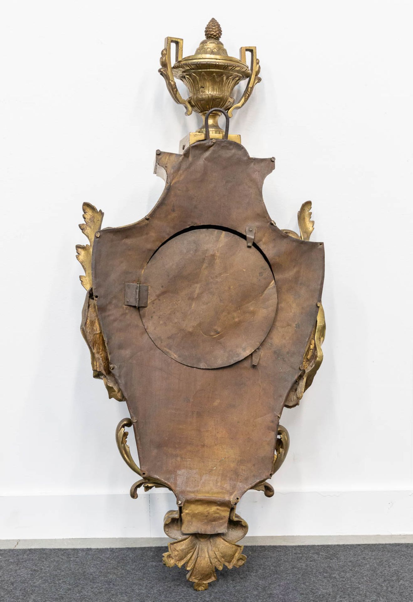 A cartel clock 'Le Nepveu à Paris'. Bronze case in Louis XV style - Bild 7 aus 16