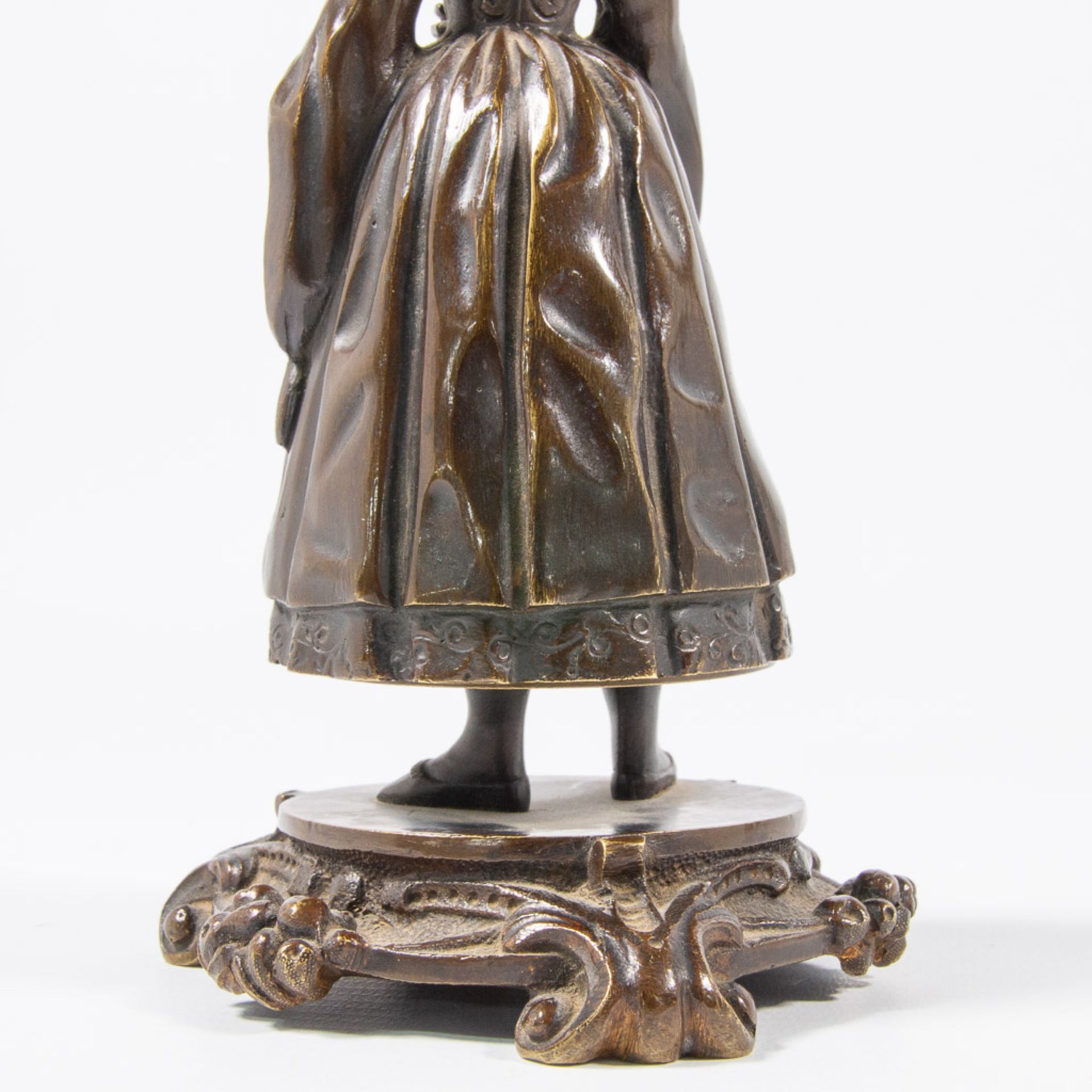 A figural bronze table bell, displayed as a lady with robe. - Bild 15 aus 21